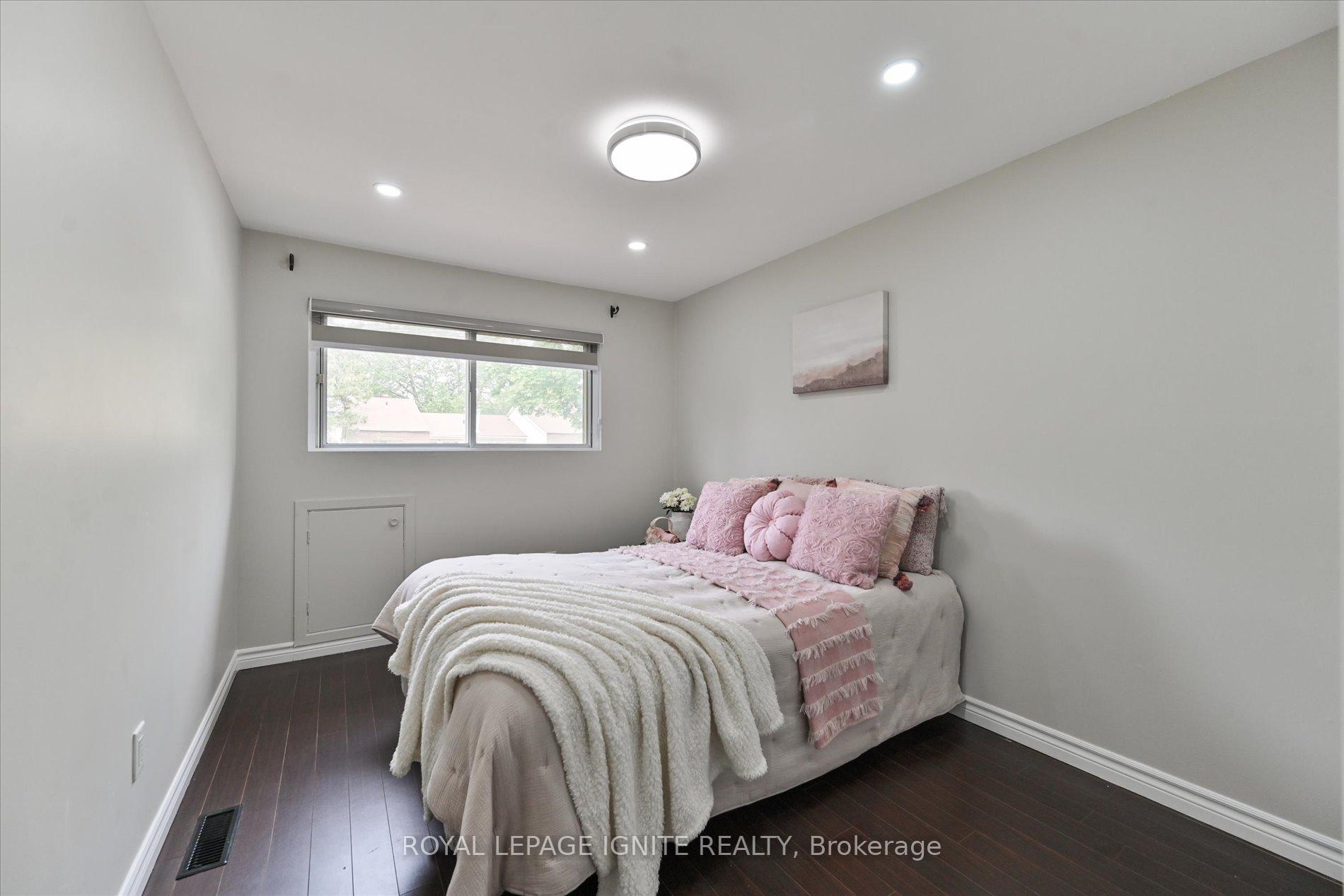 5 Bedrooms Condo at 40 Dundalk, Toronto For sale
