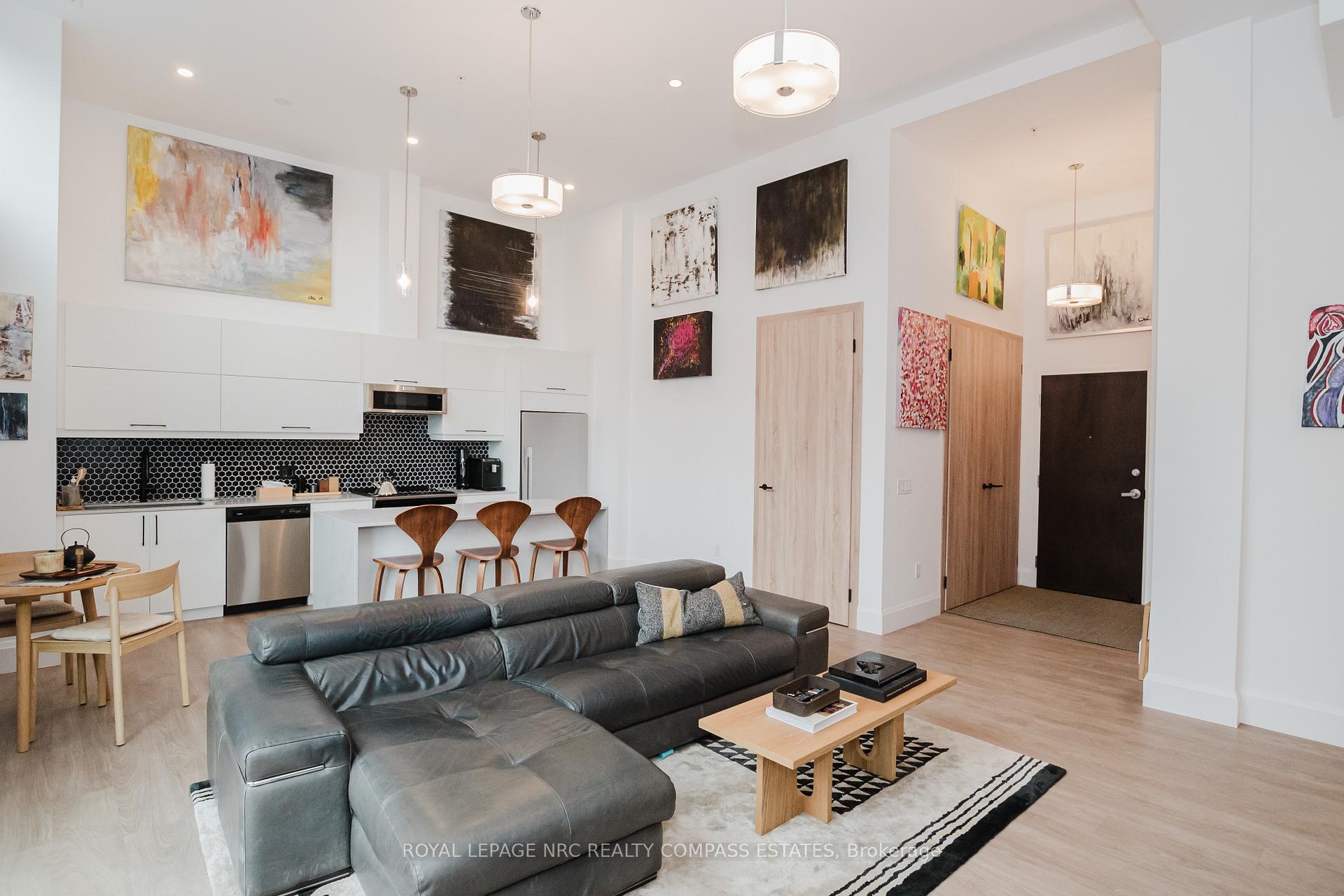2 Bedrooms Condo at 118 King,  Hamilton For sale
