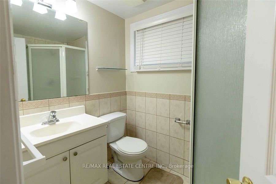 27 Hollywood Street N