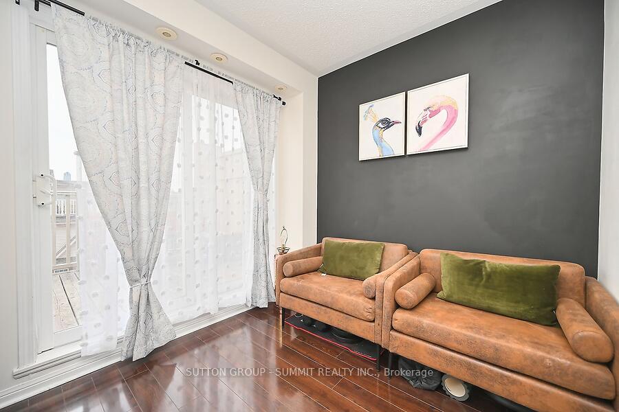3 Bedrooms Condo at 633 DUNDAS,  Mississauga For sale