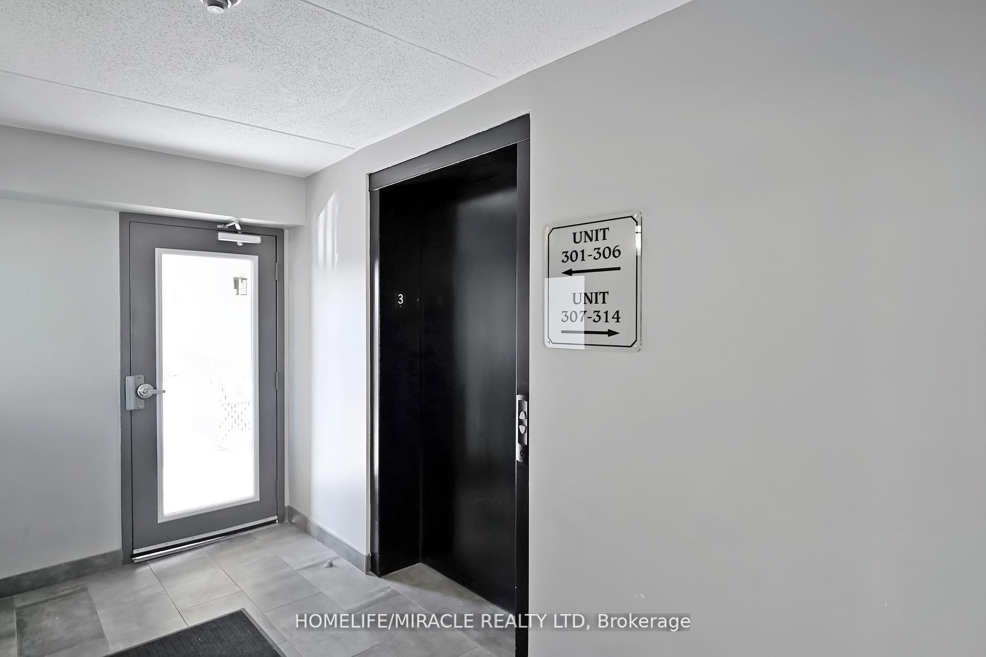2 Bedrooms Condo at 1440 Bishops, Oakville For sale