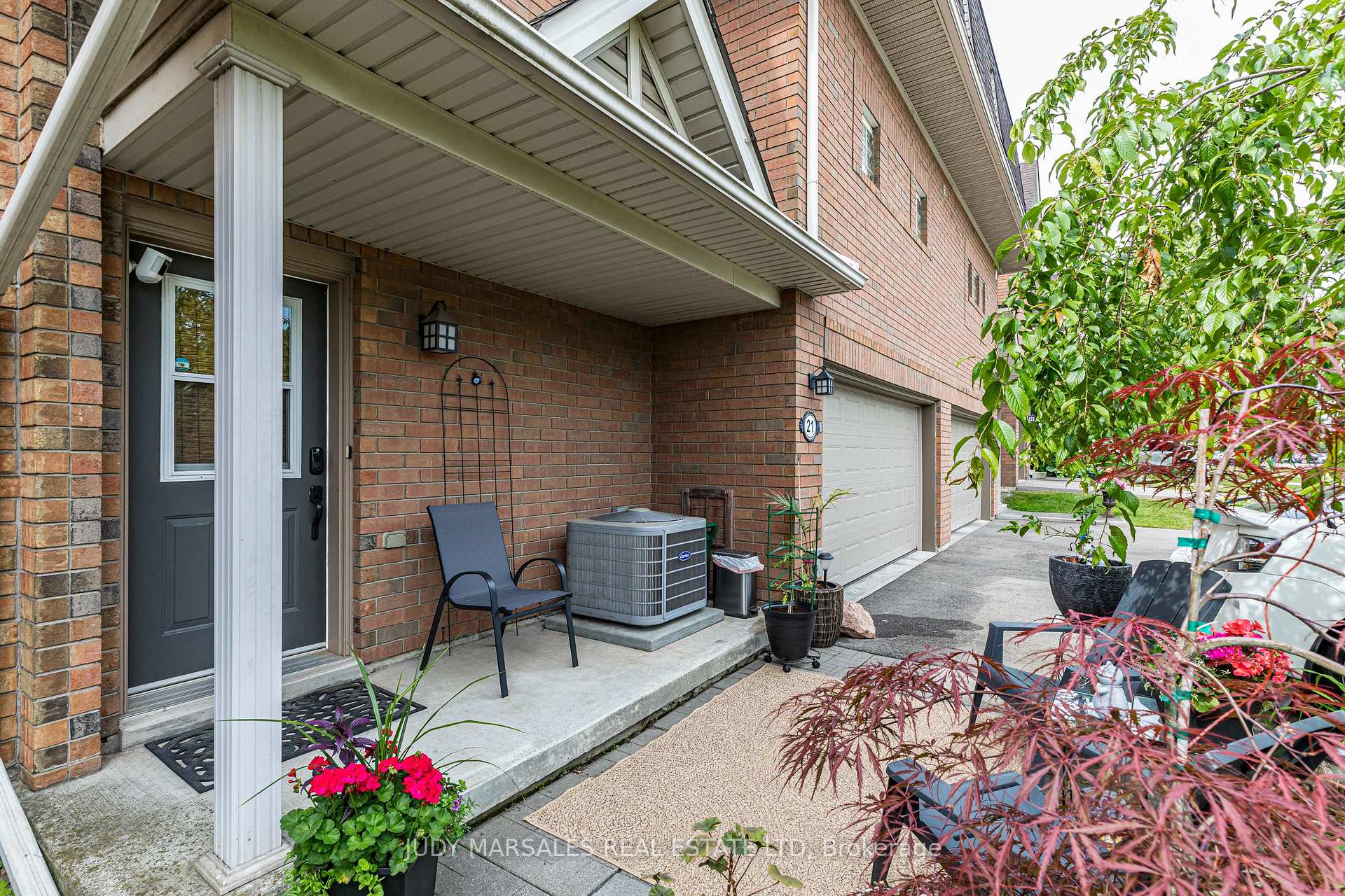 3 Bedrooms Condo at 100 Beddoe, Hamilton For sale