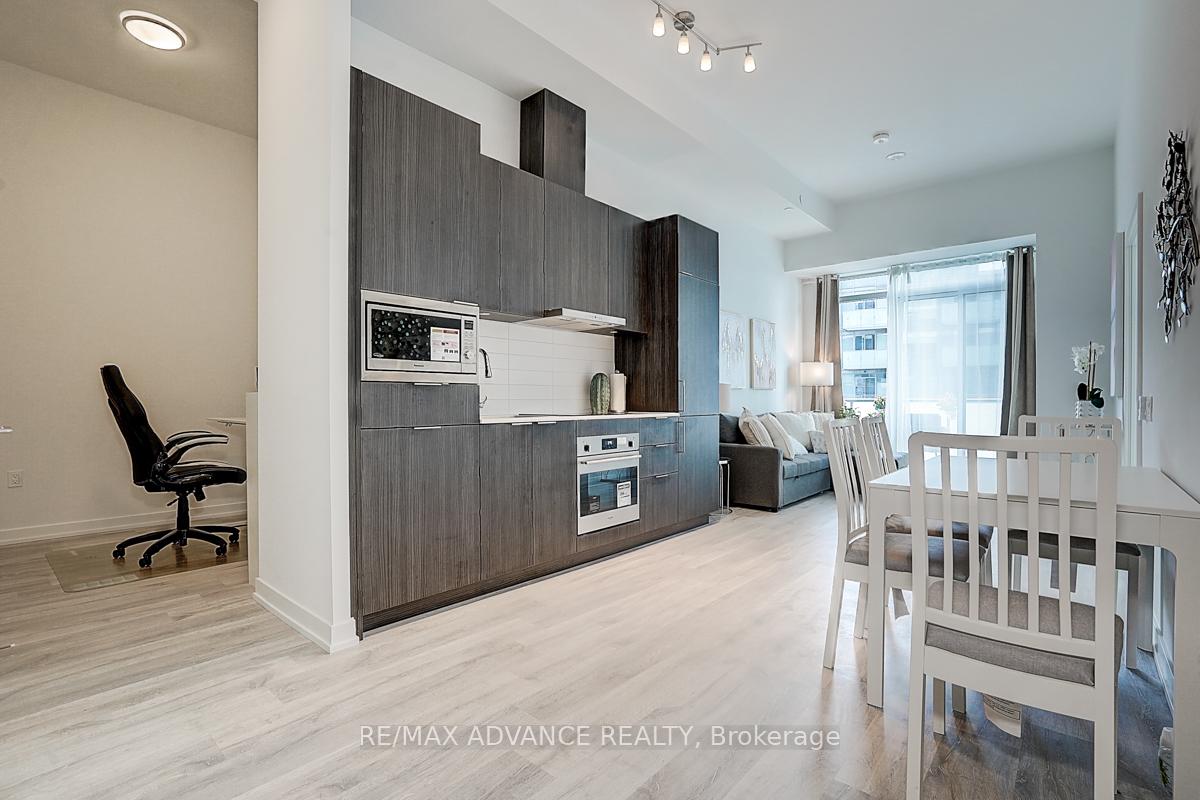 2 Bedrooms Condo at 7 Golden Lion, Toronto For sale