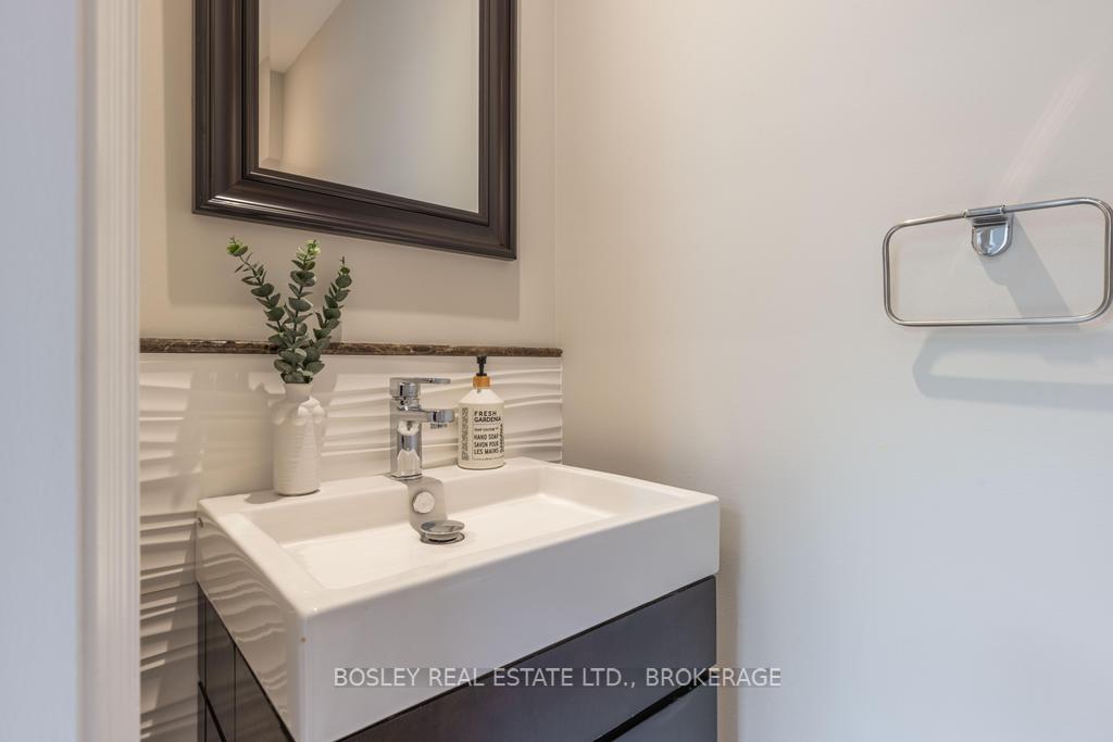 3 Bedrooms Condo at 2282 Orchard, Burlington For sale