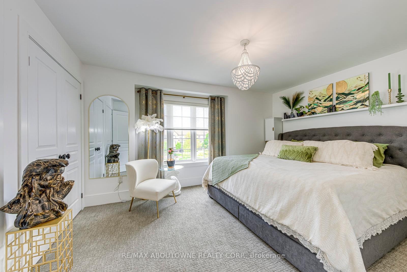 2 Bedrooms Condo at 1401 Plains, Burlington For sale