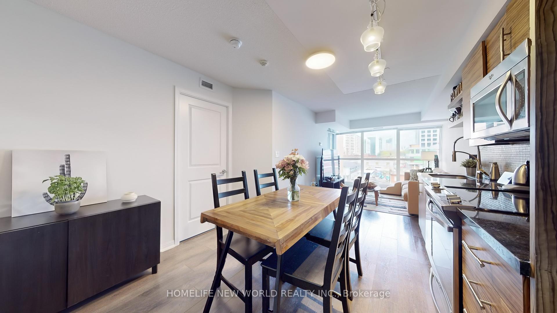 2 Bedrooms Condo at 400 Adelaide, Toronto For sale