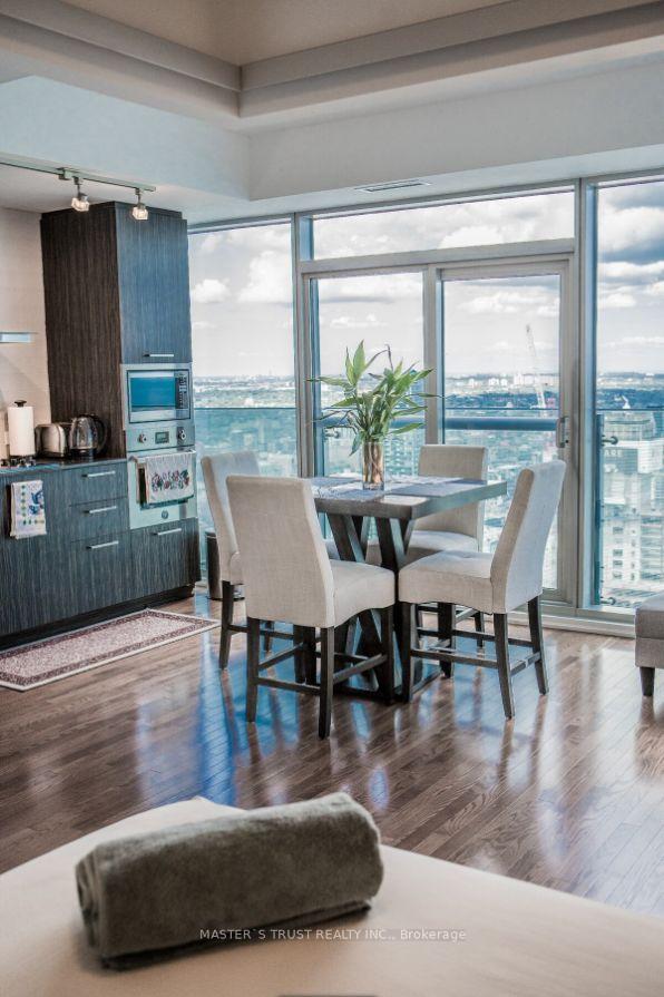2 Bedrooms Condo at 14 York, Toronto For sale