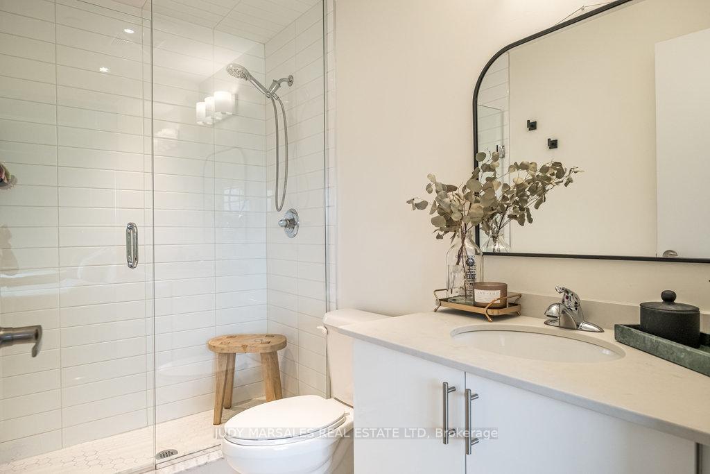 2 Bedrooms Condo at 16 Markle,  Hamilton For sale