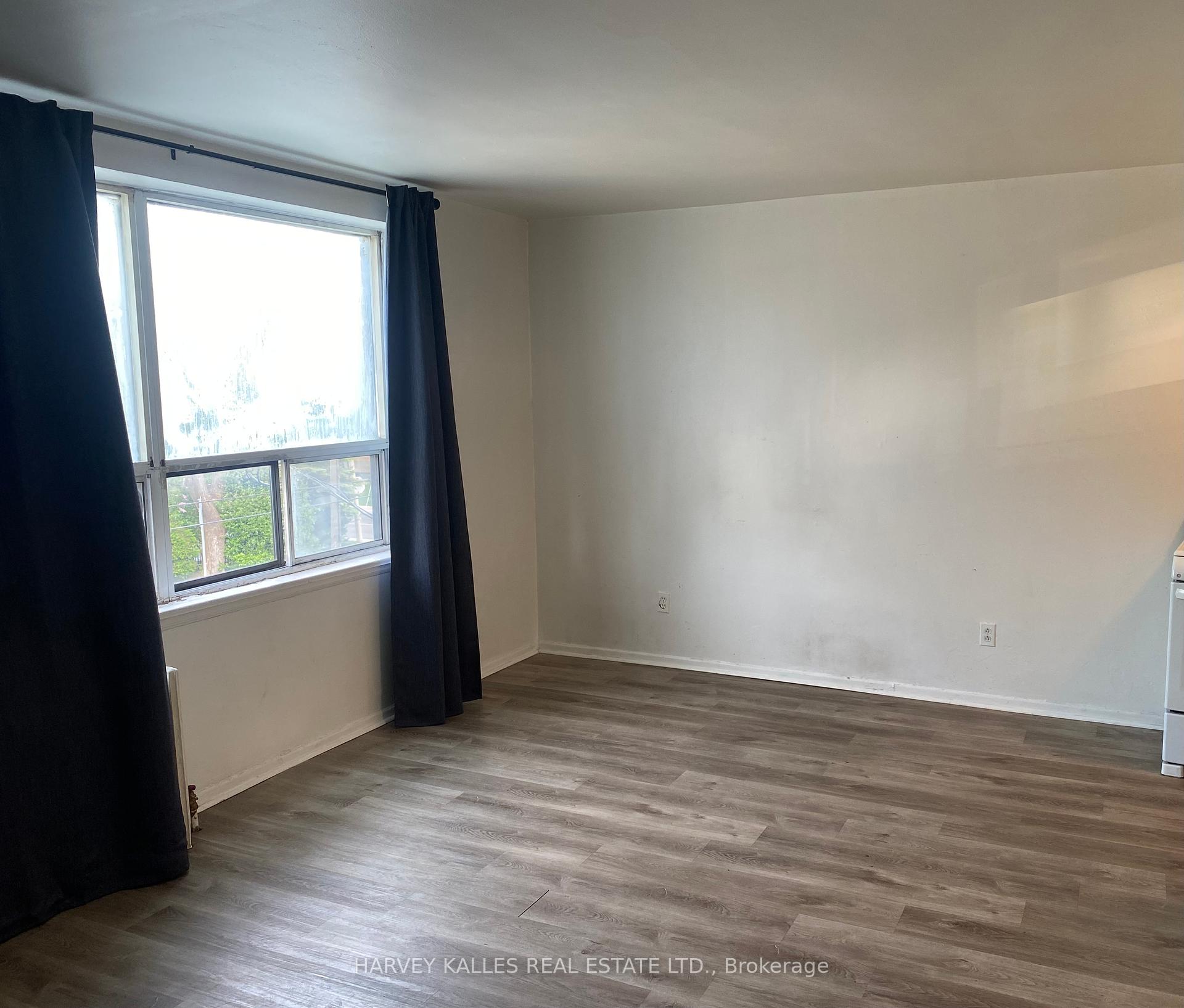 1582 Bathurst Street 211