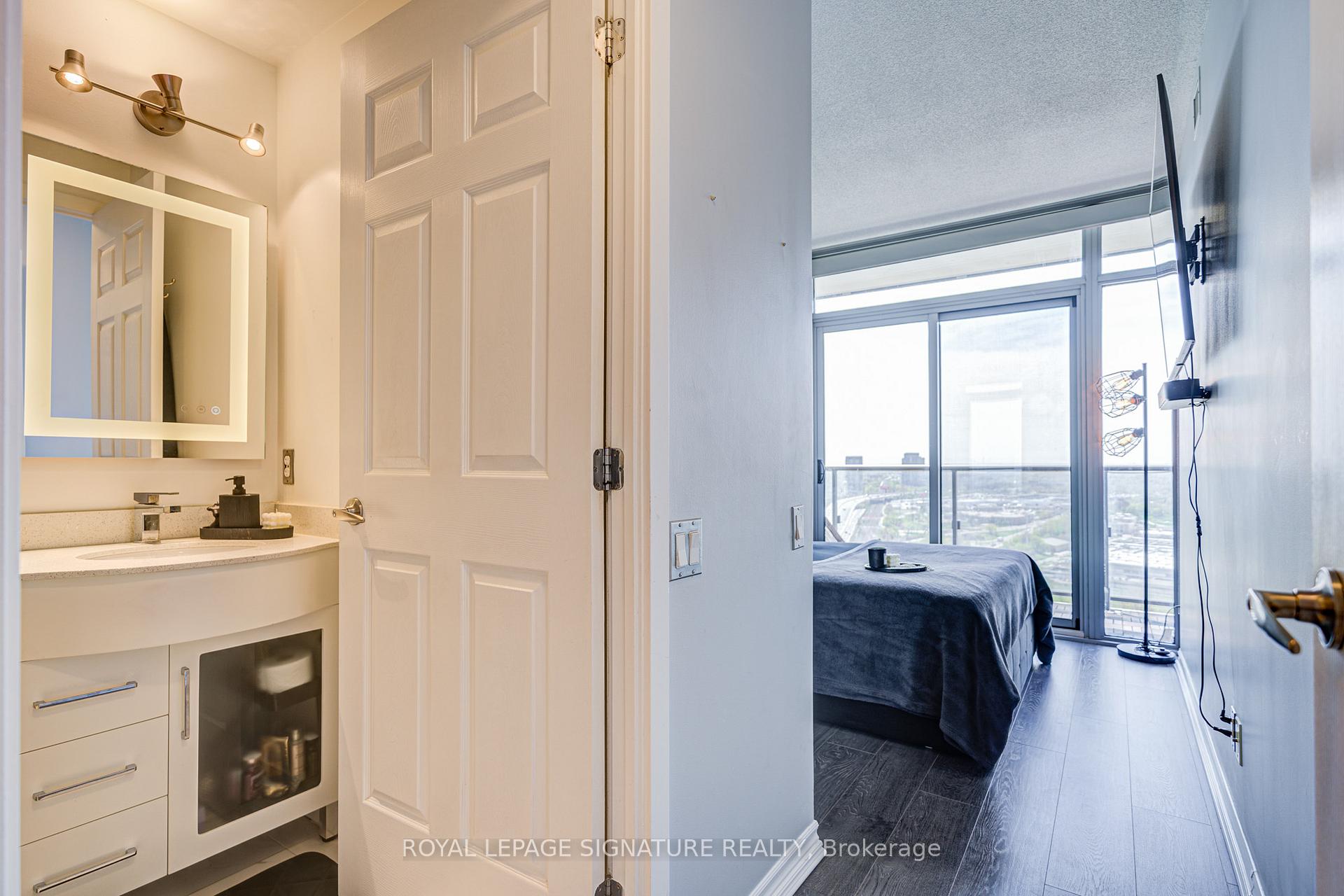 2 Bedrooms Condo at 105 The Queensway, Toronto For sale