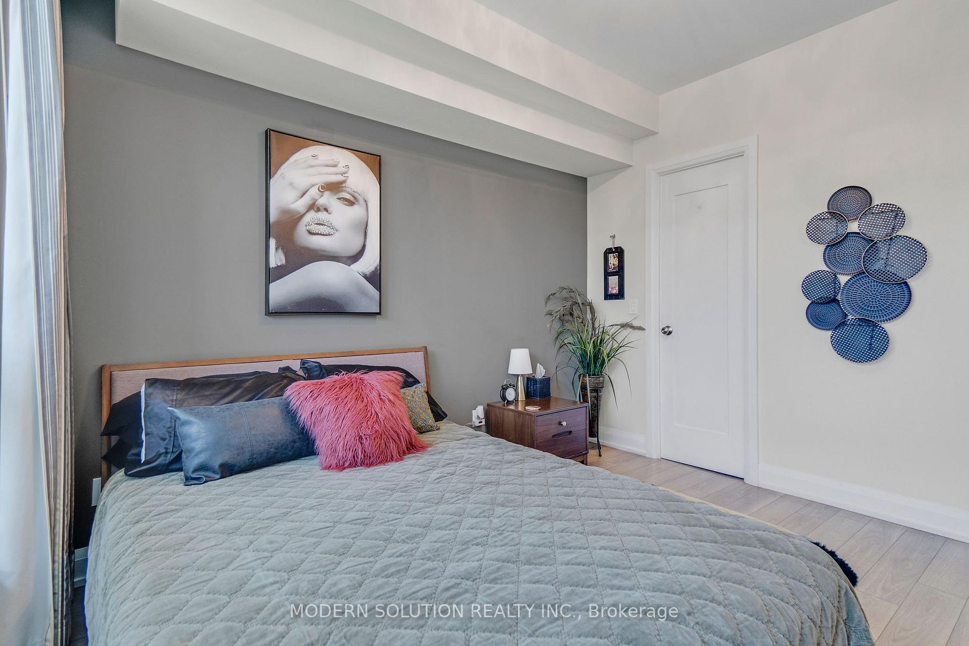 2 Bedrooms Condo at 18 Graydon Hall, Toronto For sale