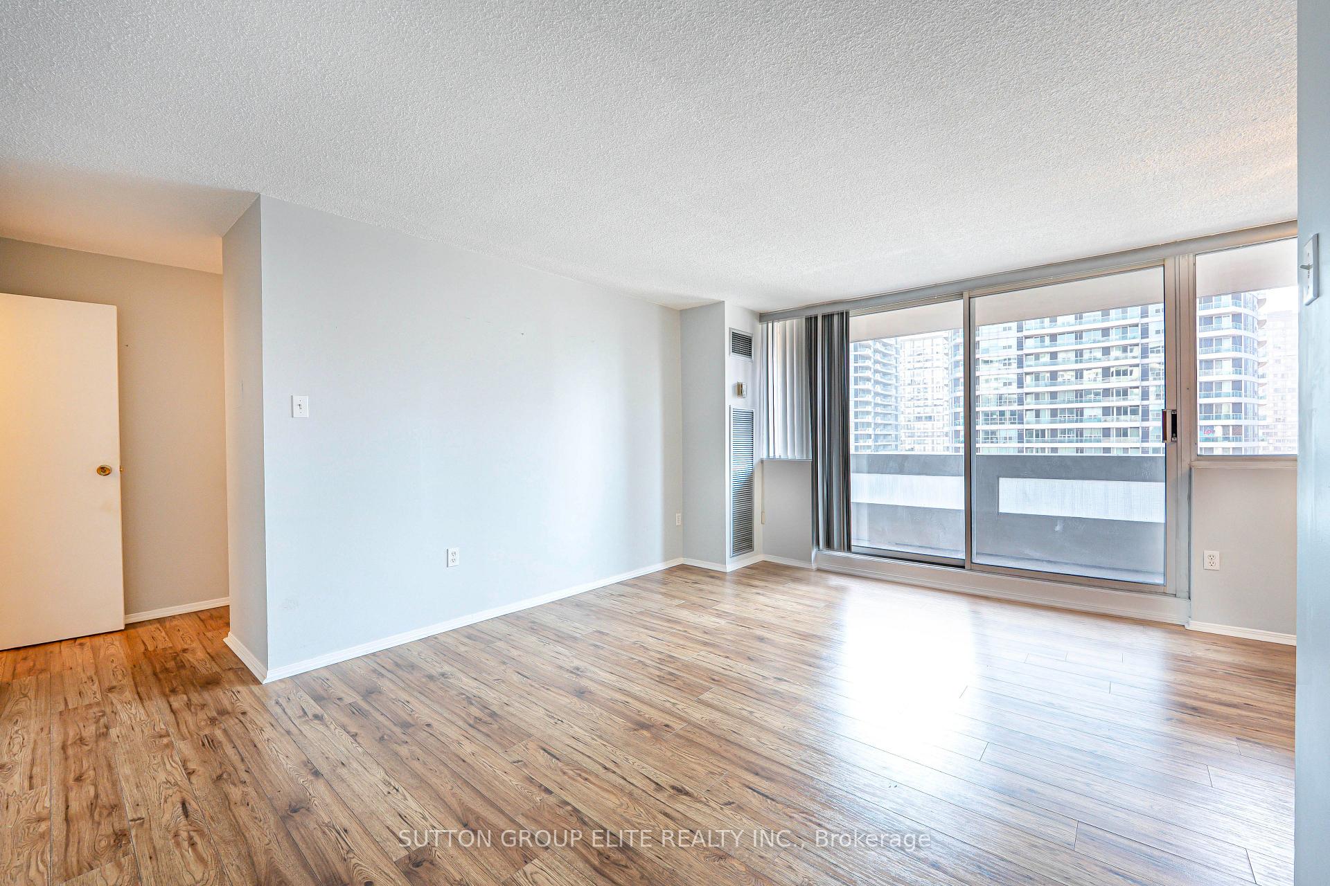 3 Bedrooms Condo at 3590 Kaneff,  Mississauga For sale