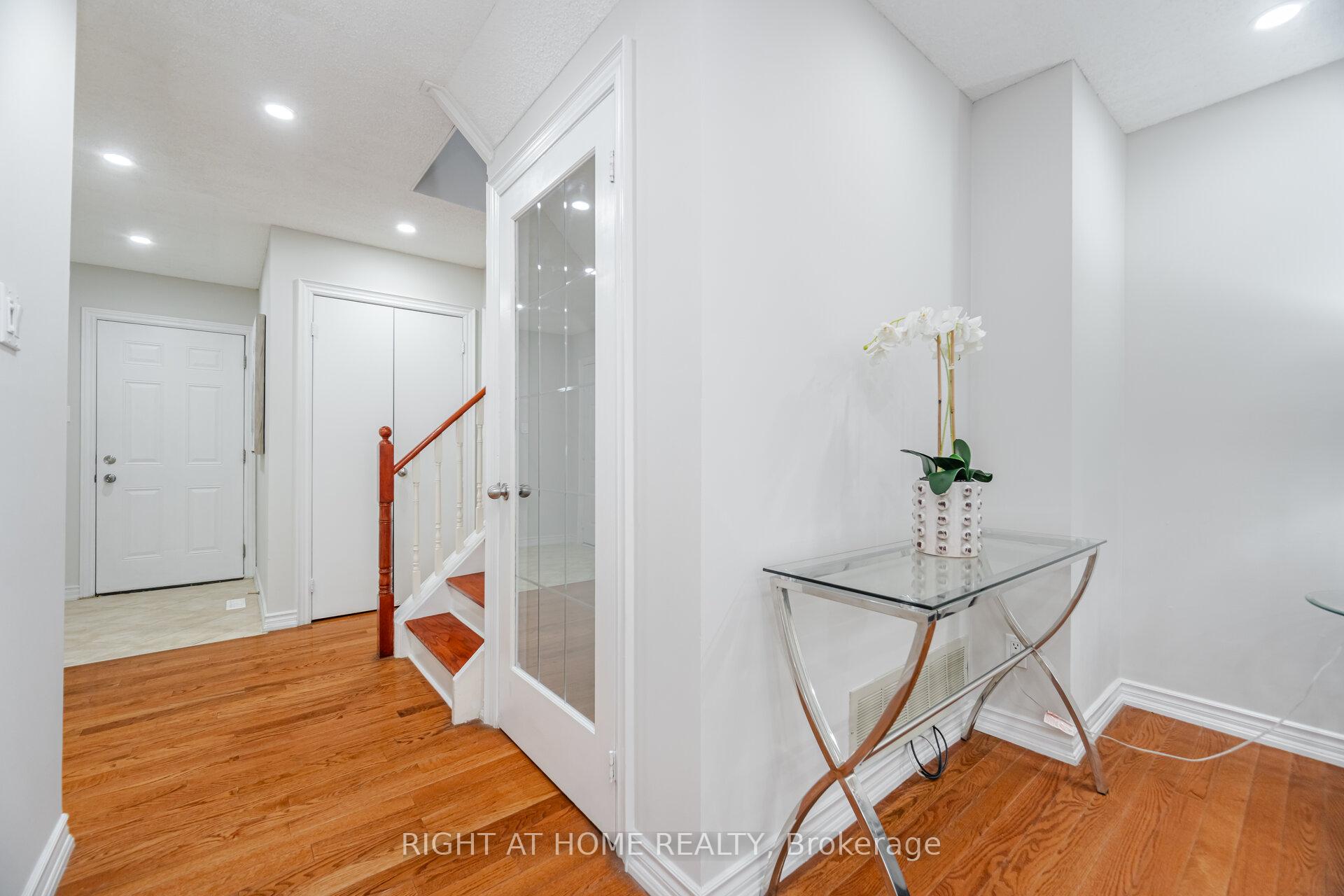 3 Bedrooms Condo at 3600 Colonial, Mississauga For sale