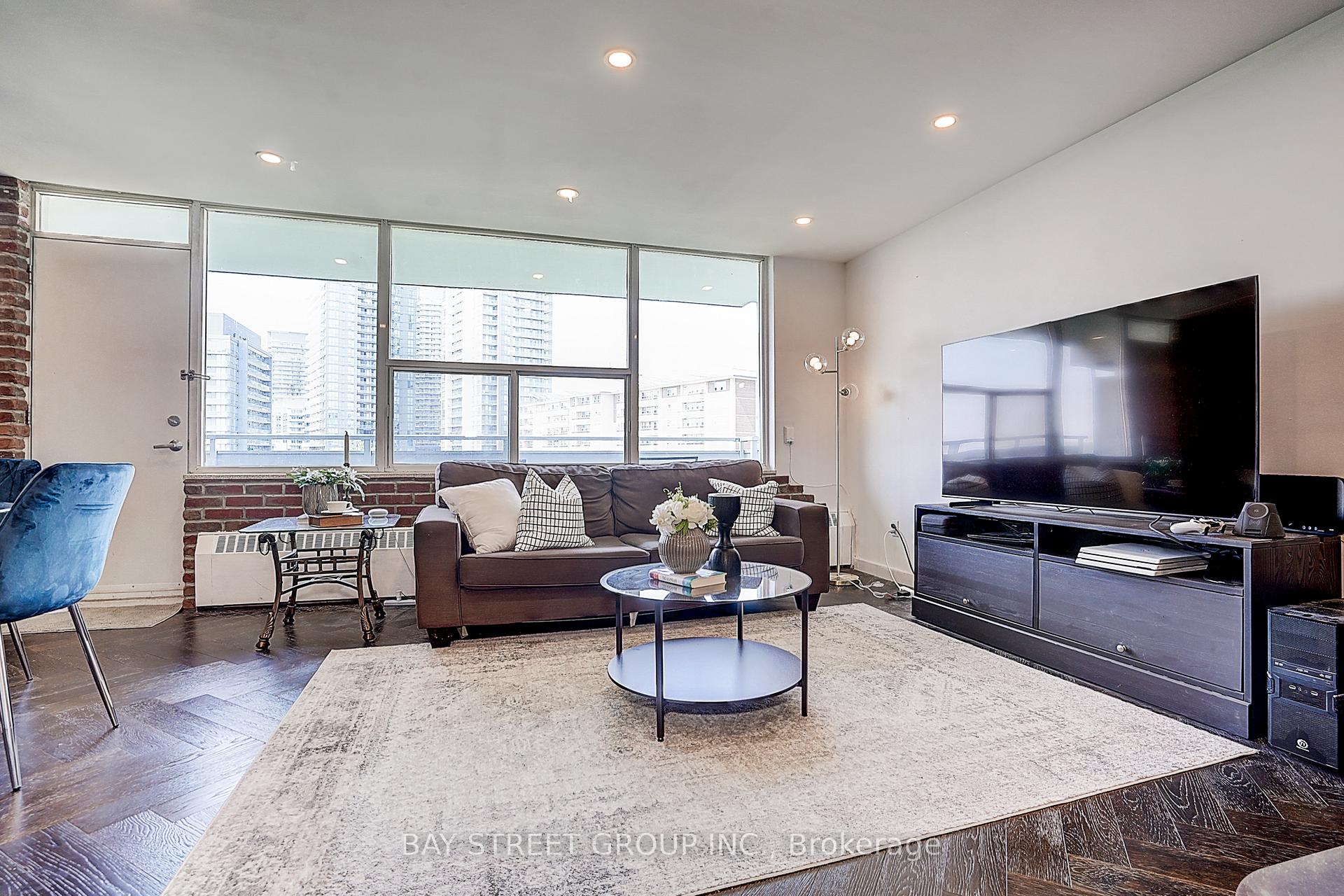 2 Bedrooms Condo at 10 Parkway Forest, Toronto For sale