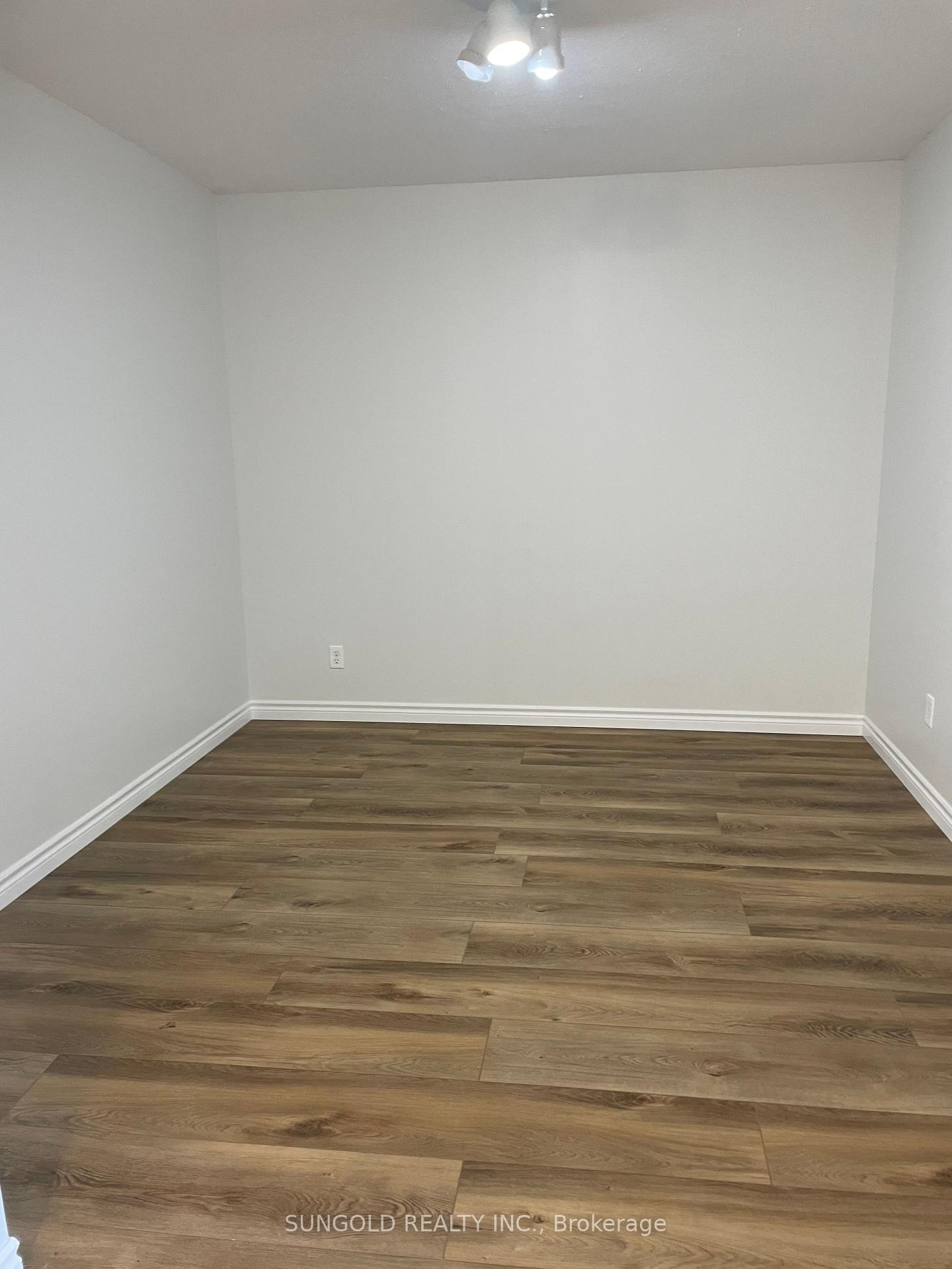 3 Bedrooms Condo at 30 Thunder,  Toronto For sale