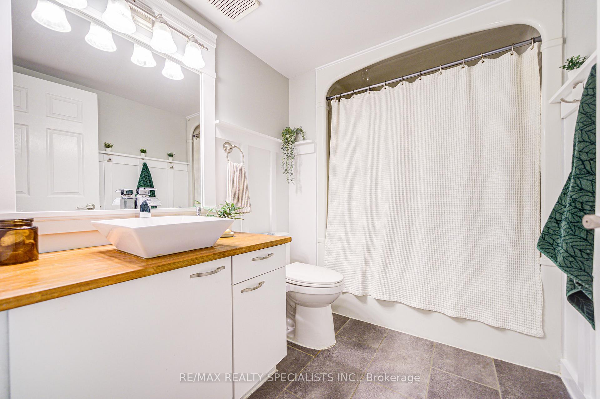 2 Bedrooms Condo at 2030 Cleaver, Burlington For sale