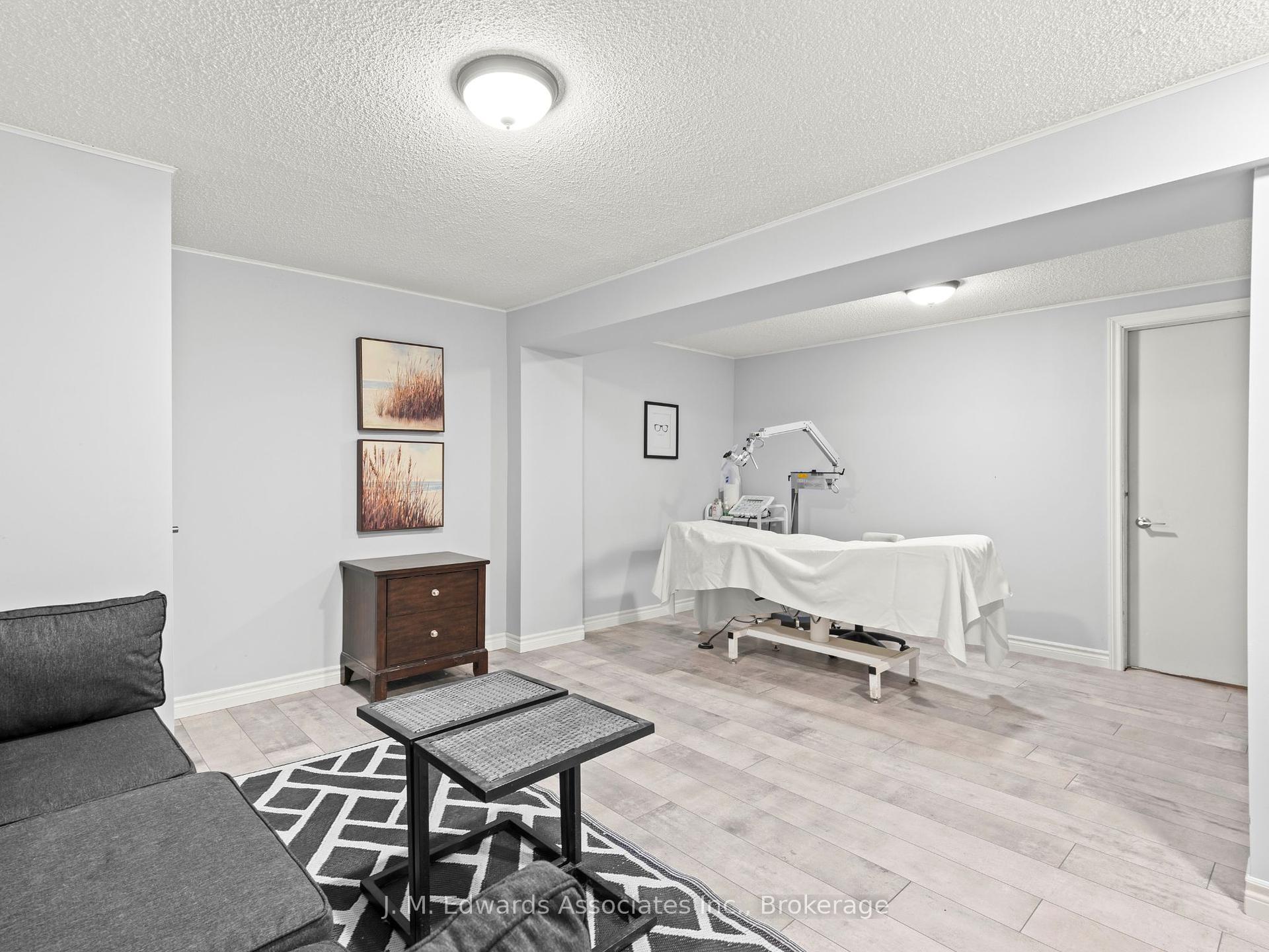3 Bedrooms Condo at 61 Sarah,  Oakville For sale