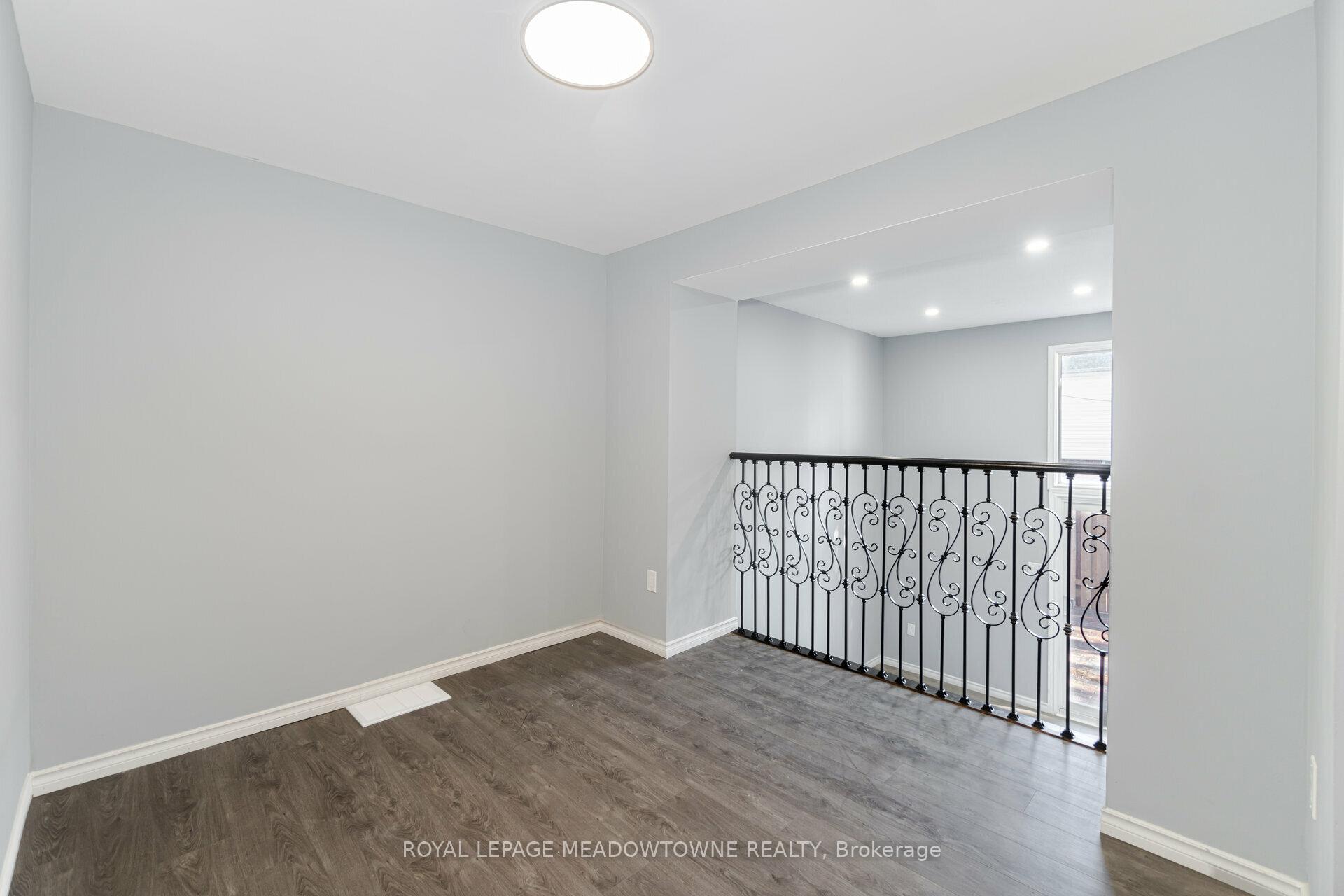 3 Bedrooms Condo at 11 Harrisford, Hamilton For sale