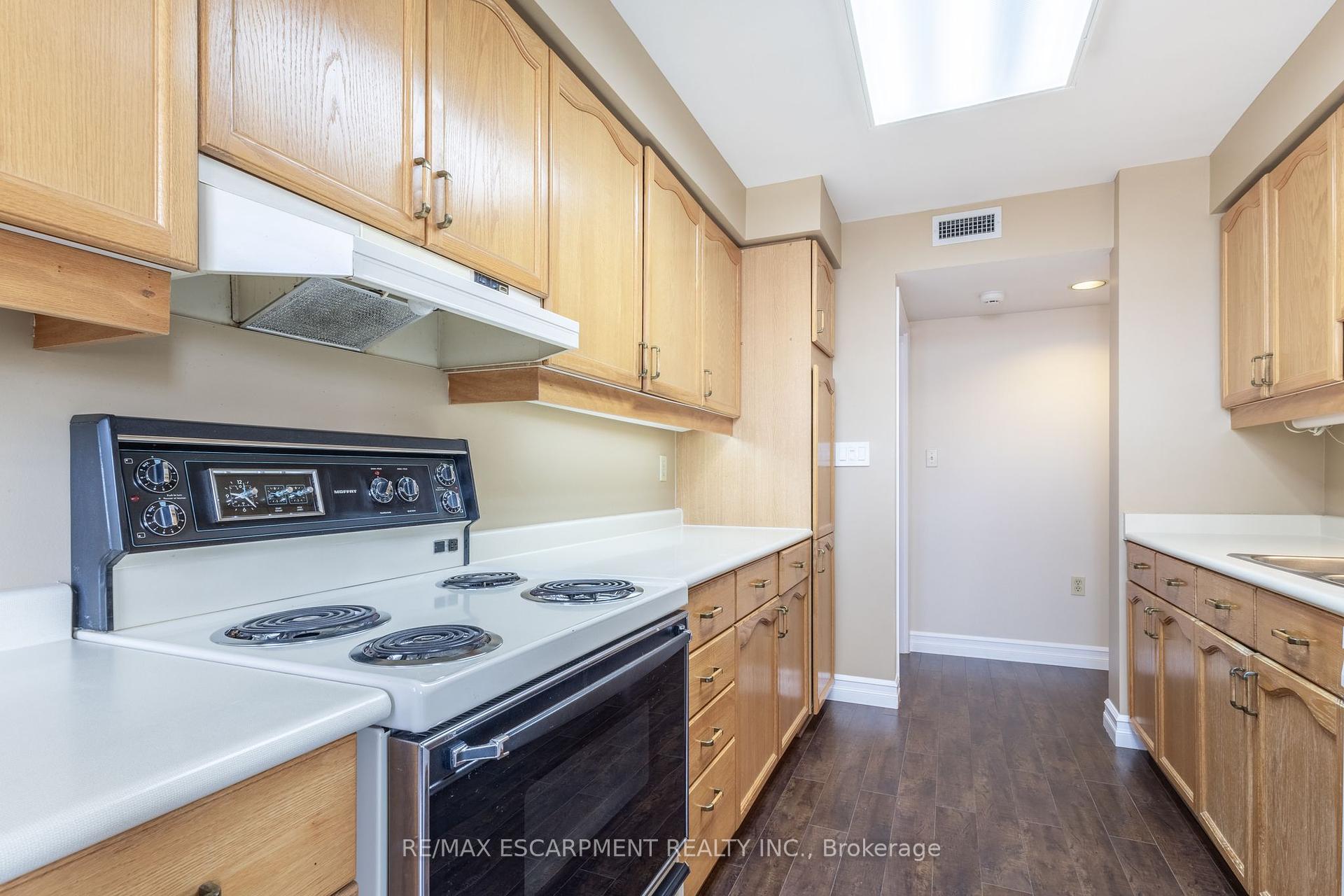 2 Bedrooms Condo at 2199 Sixth,  Oakville For sale