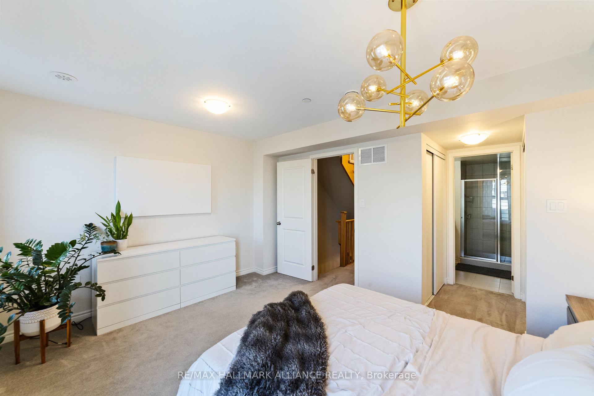 3 Bedrooms Condo at 1150 Stroud, Mississauga For sale