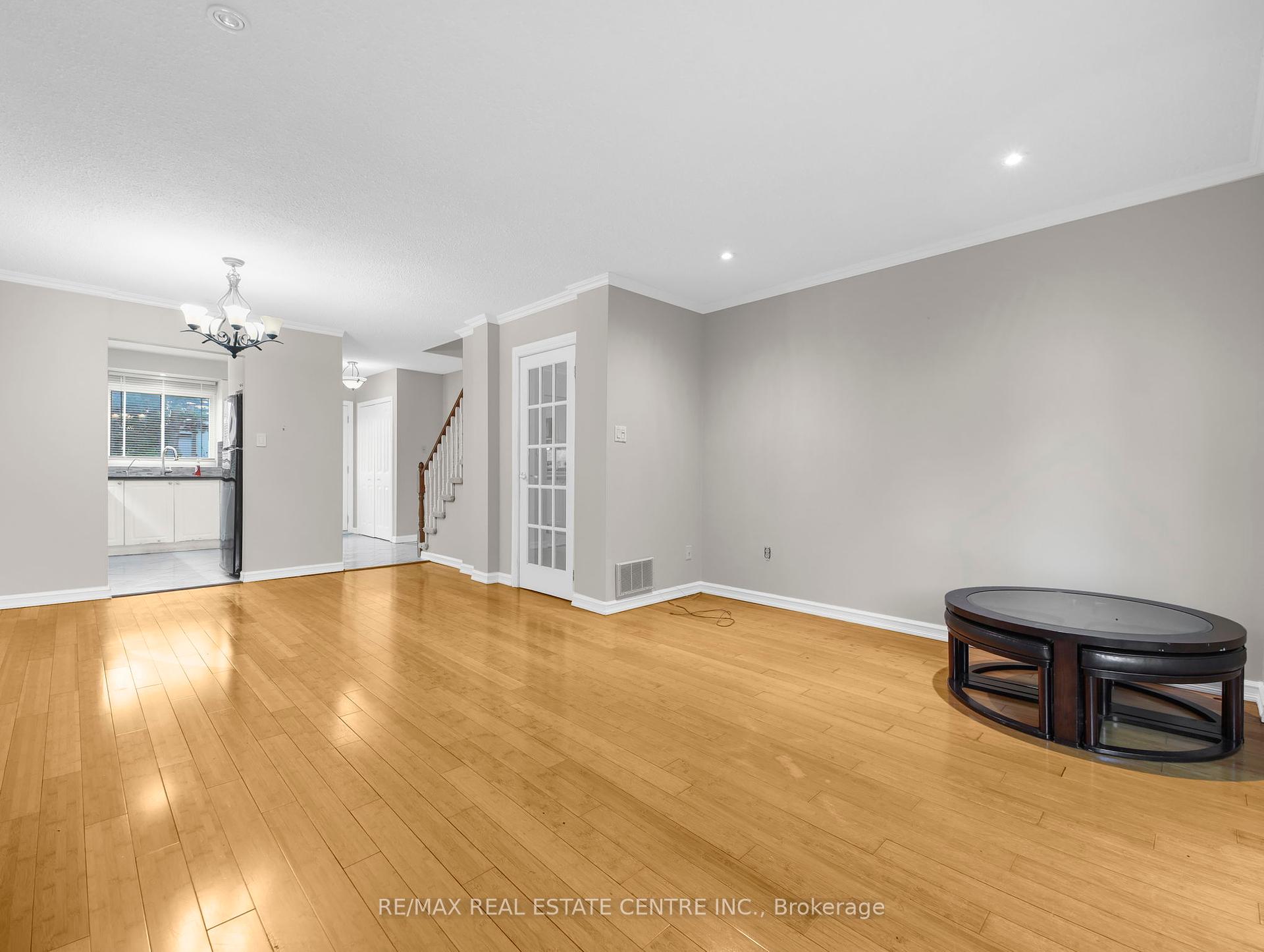 3 Bedrooms Condo at 2779 Gananoque, Mississauga For sale