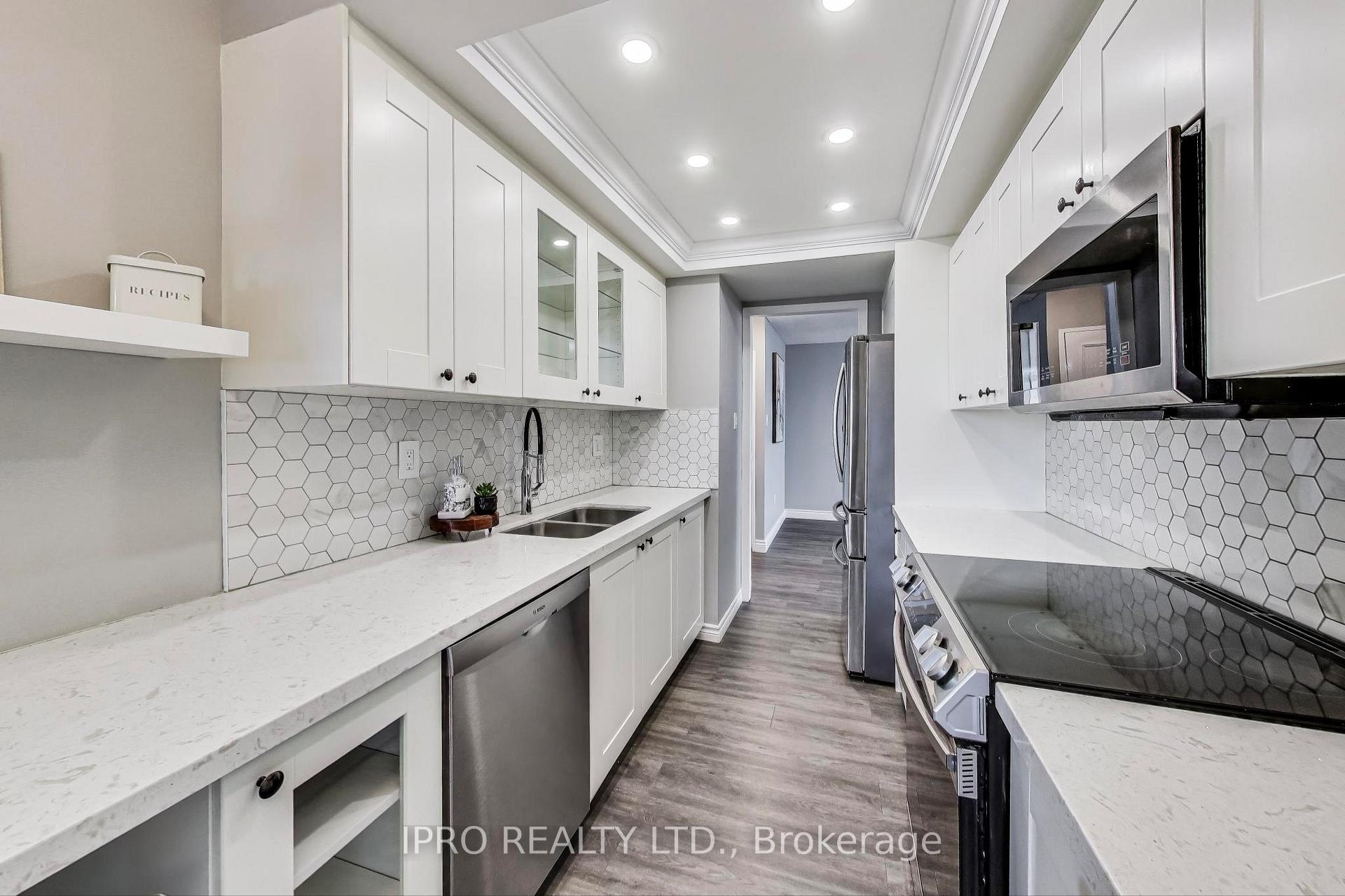 2 Bedrooms Condo at 3100 Kirwin, Mississauga For sale