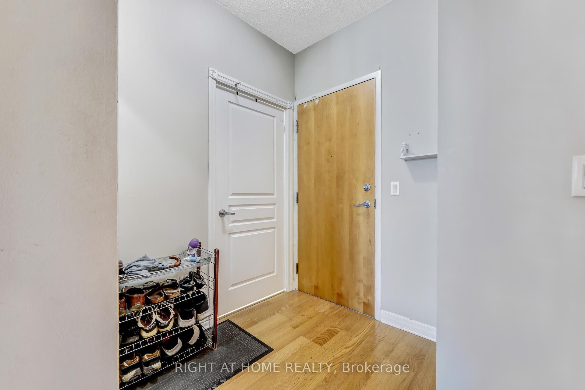 2 Bedrooms Condo at 3939 Duke Of York, Mississauga For sale