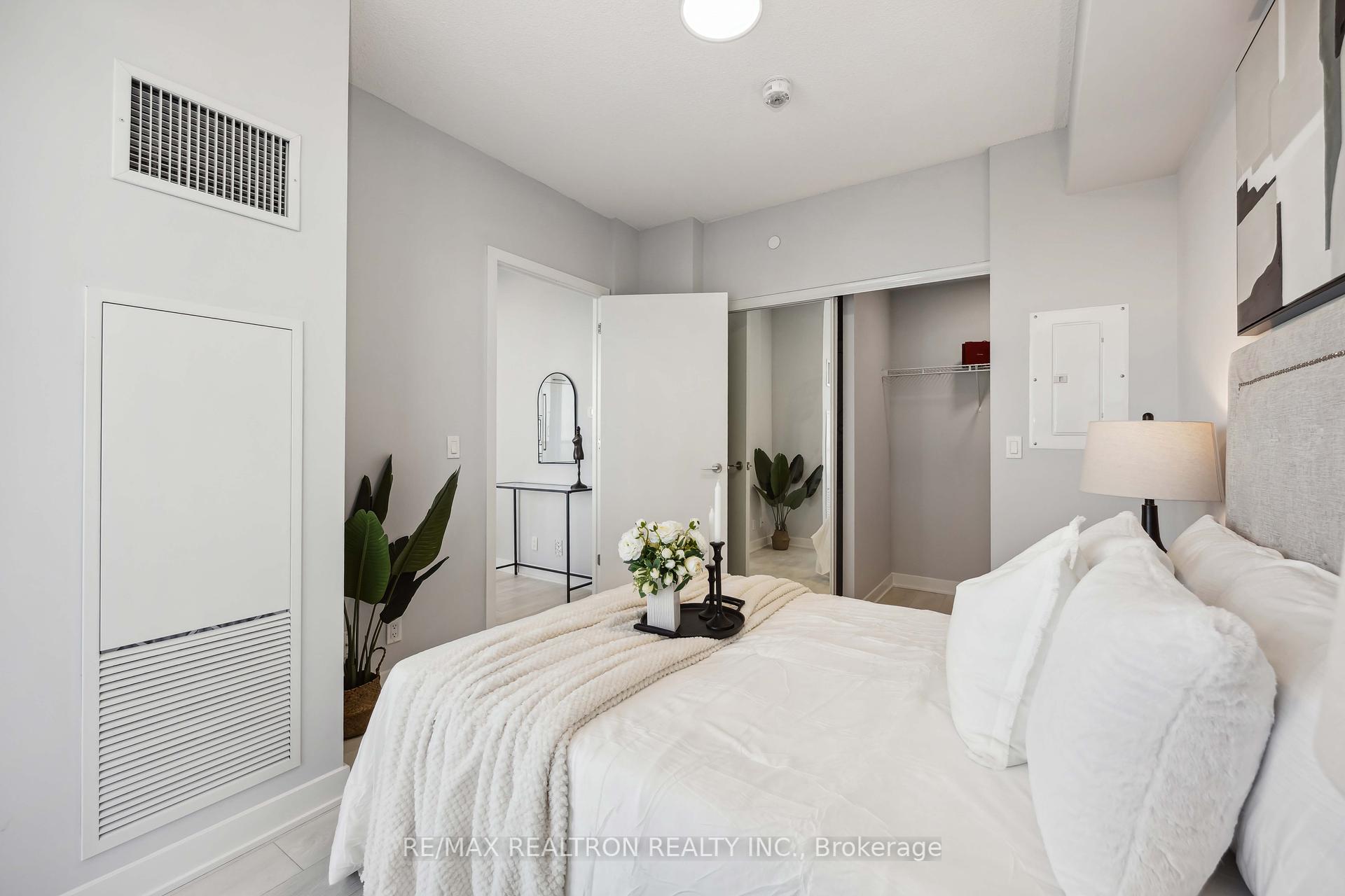 1 Bedroom Condo at 2221 Yonge, Toronto For sale