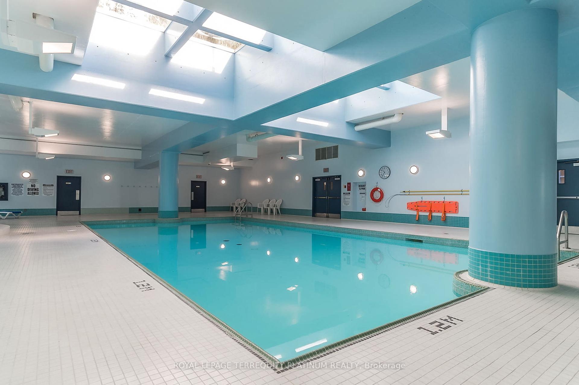 2 Bedrooms Condo at 10 Yonge, Toronto For sale