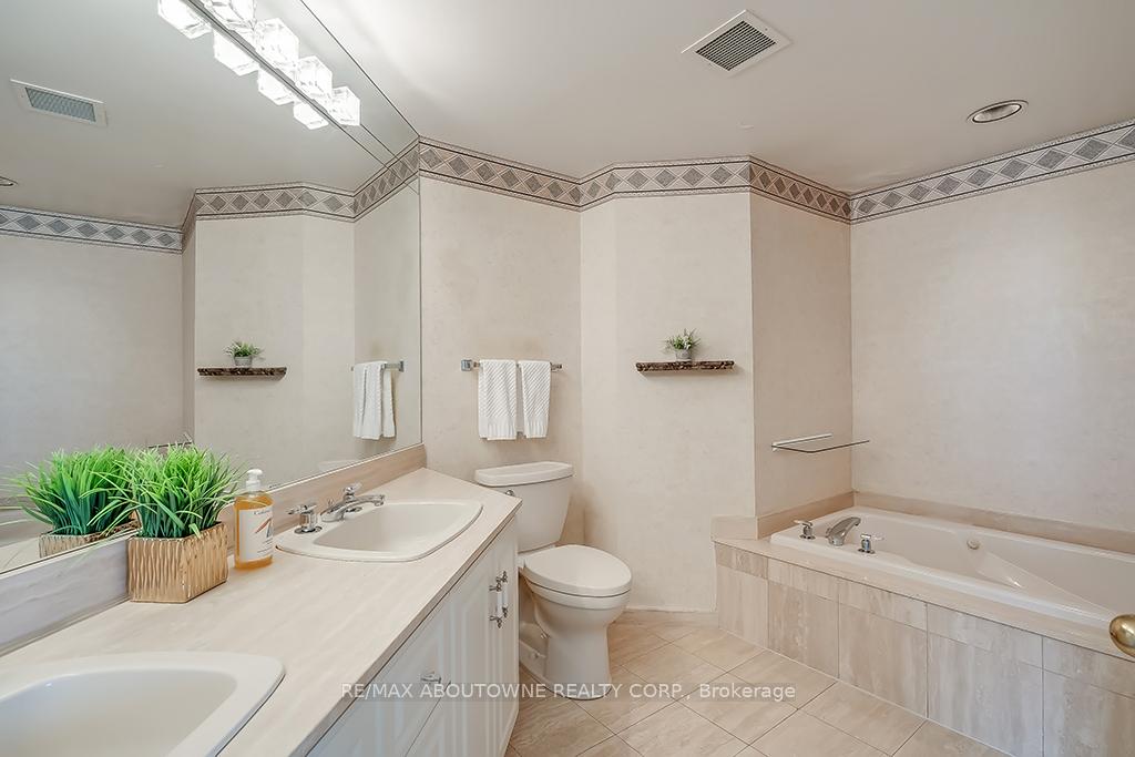 2 Bedrooms Condo at 1903 Pilgrims, Oakville For sale
