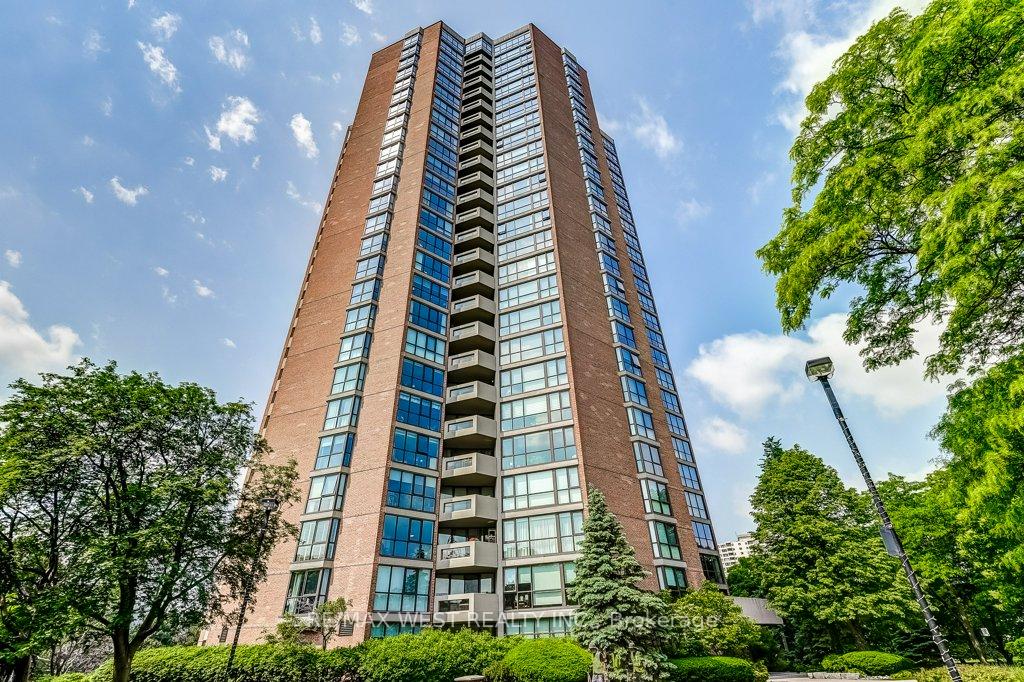 3 Bedrooms Condo at 2000 Islington, Toronto For sale