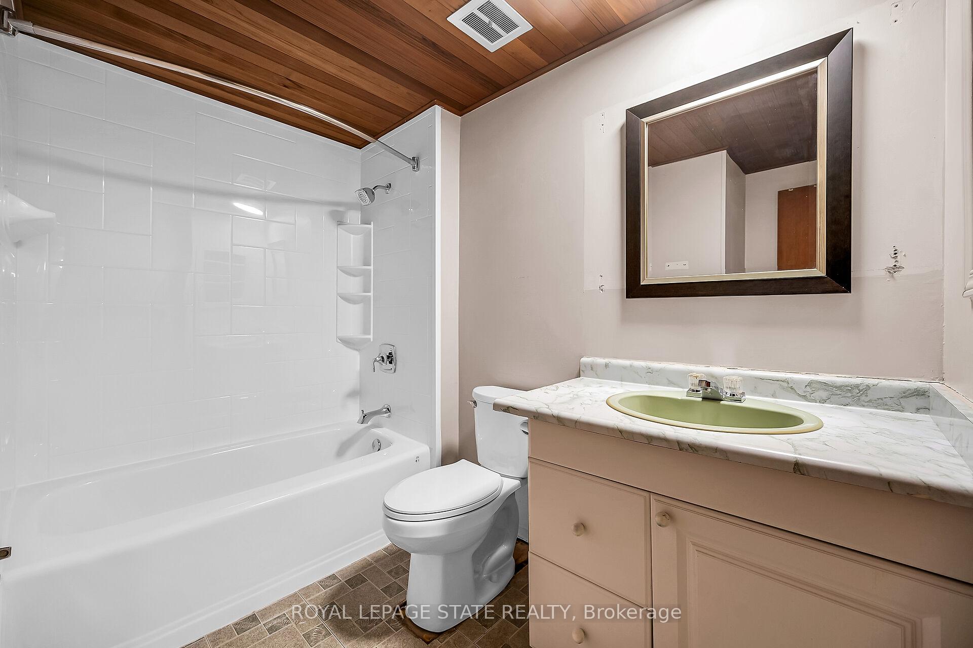 3 Bedrooms Condo at 977 Francis, Burlington For sale