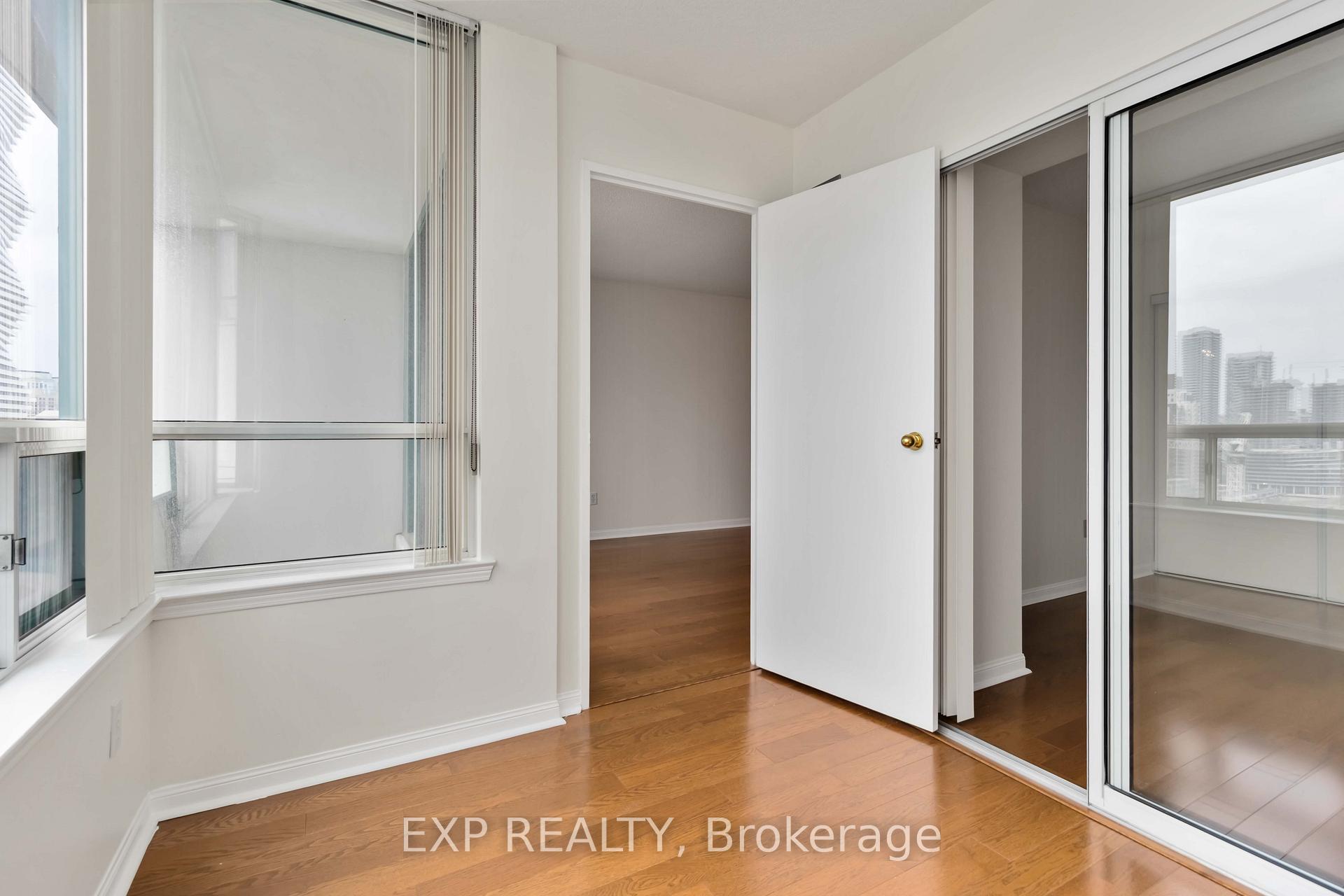 2 Bedrooms Condo at 550 Webb, Mississauga For sale