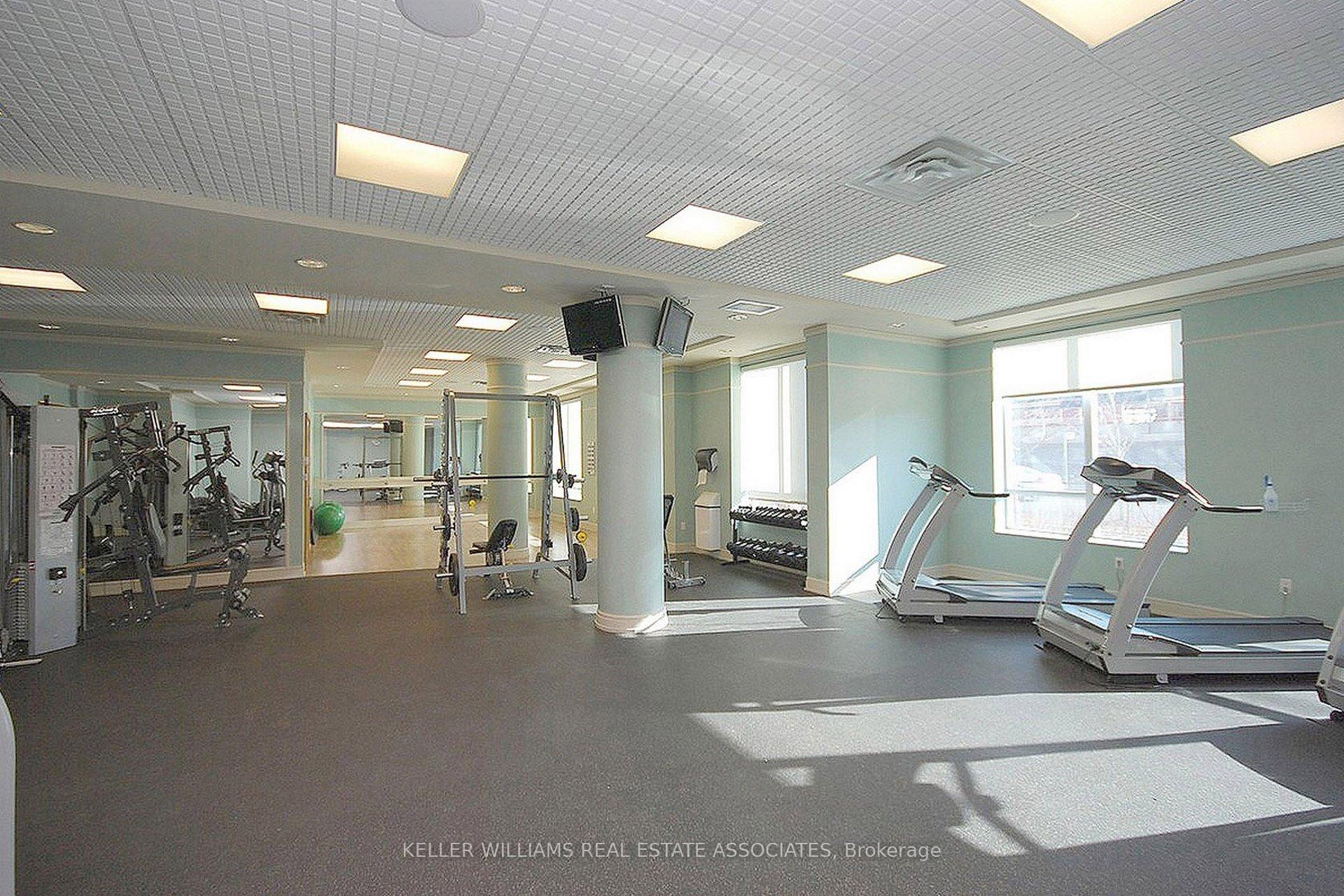 2 Bedrooms Condo at 35 Viking, Toronto For sale