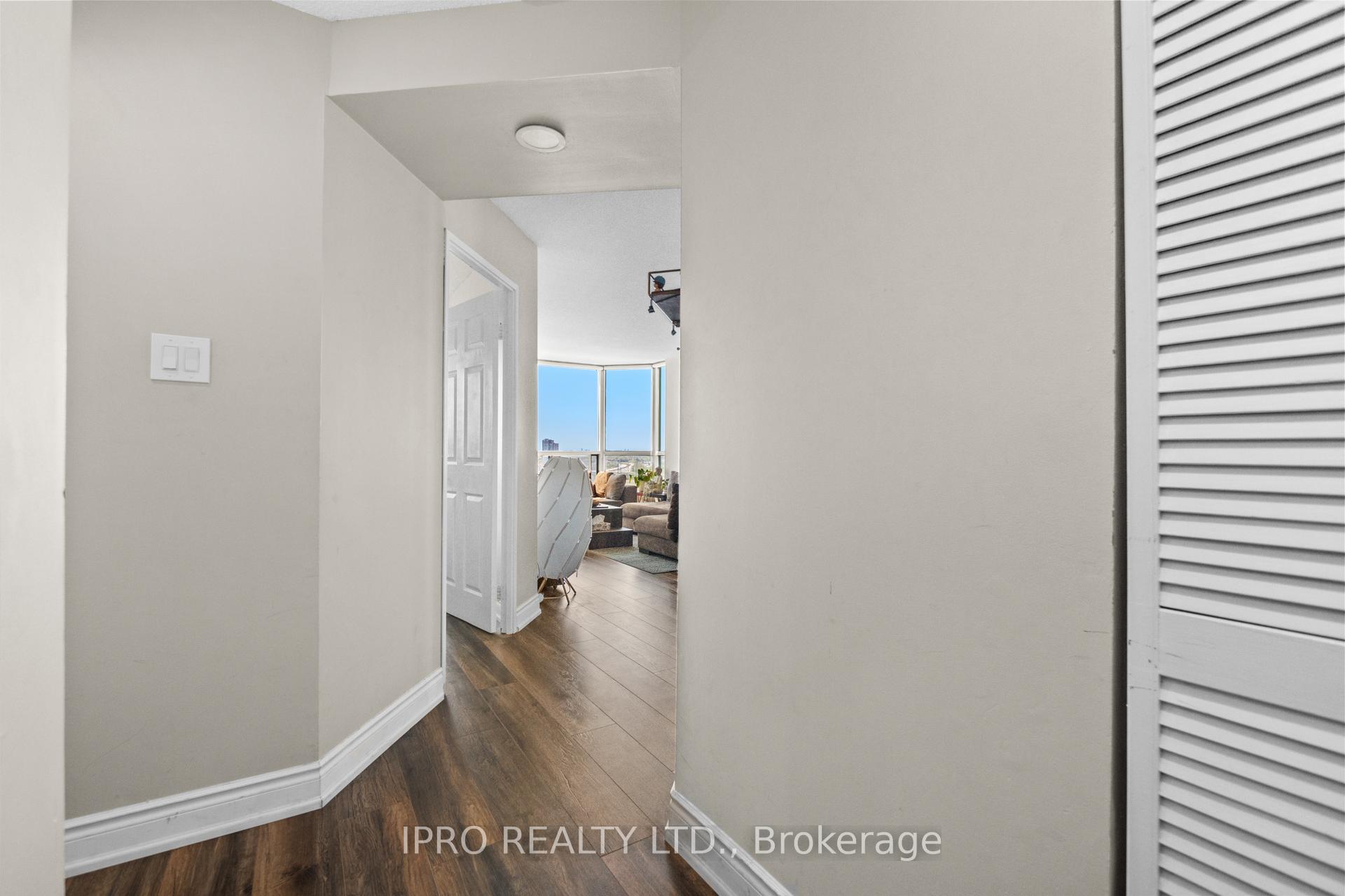 3 Bedrooms Condo at 4460 Tucana, Mississauga For sale