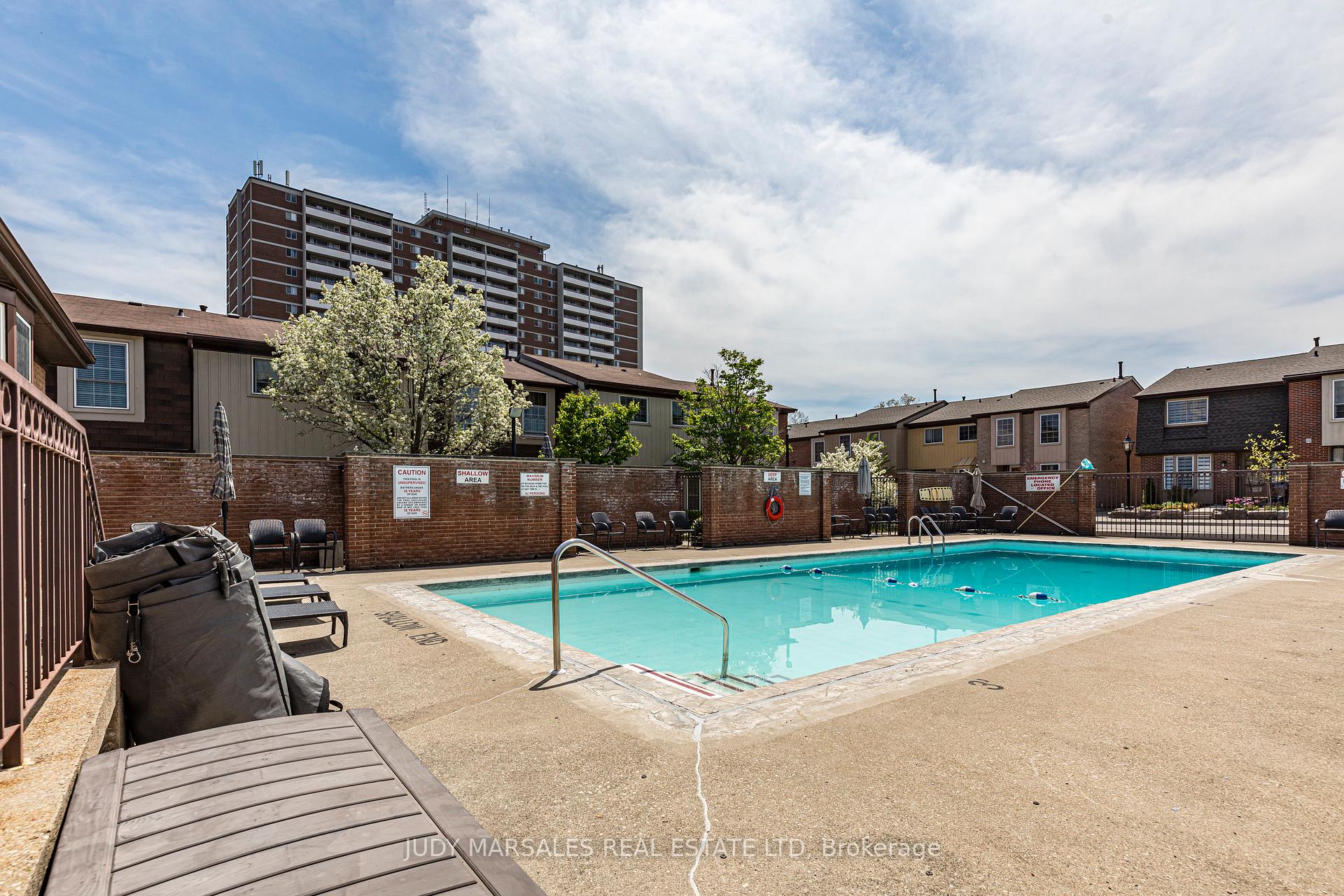 3 Bedrooms Condo at 3035 Glencrest, Burlington For sale