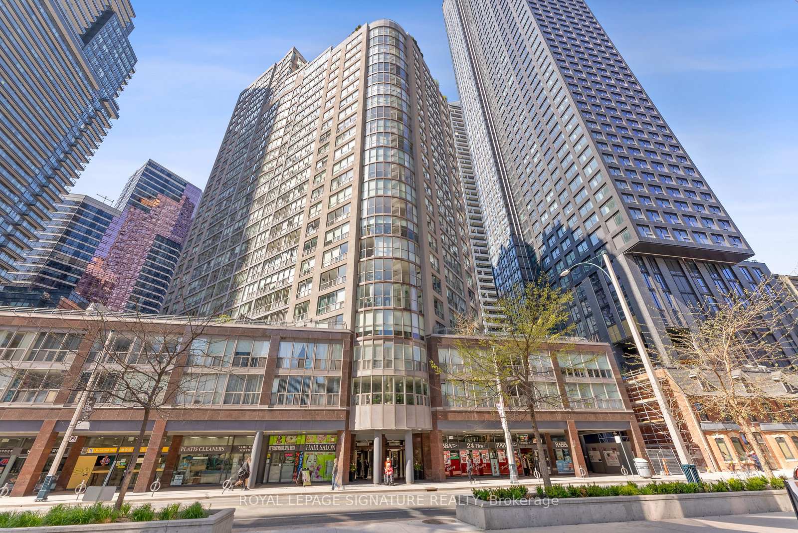 2 Bedrooms Condo at 24 Wellesley, Toronto For sale