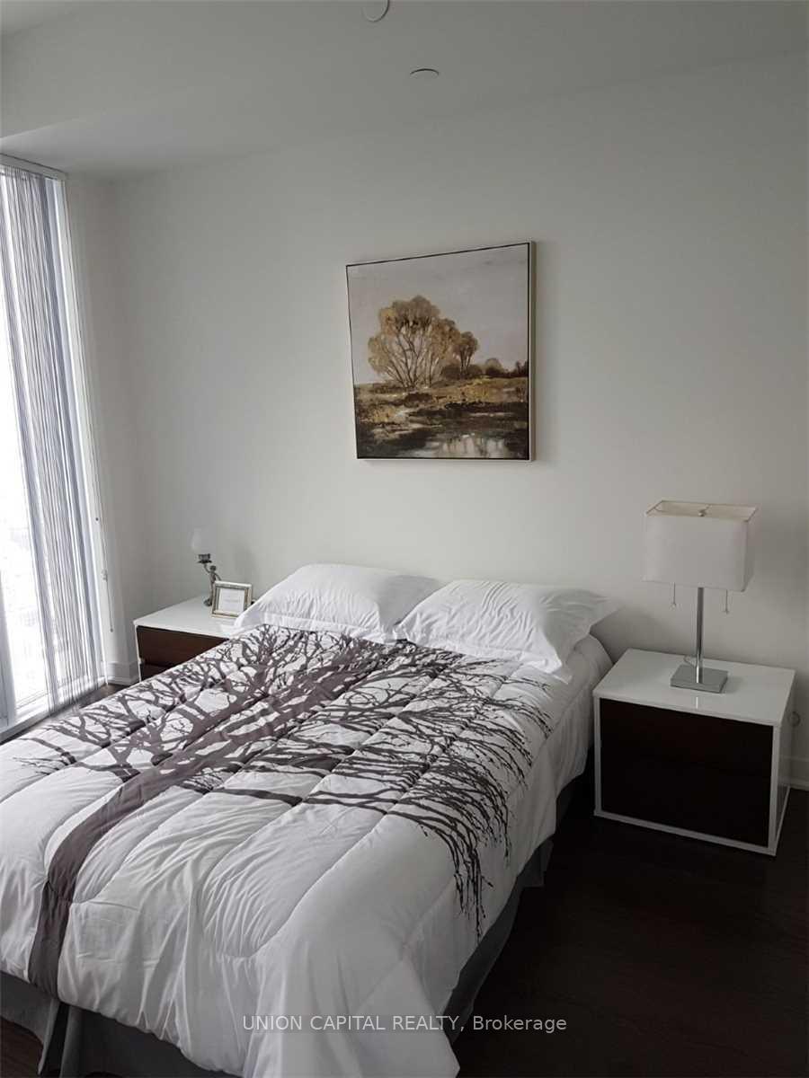 1 Bedroom Condo at 88 Harbour,  Toronto For sale