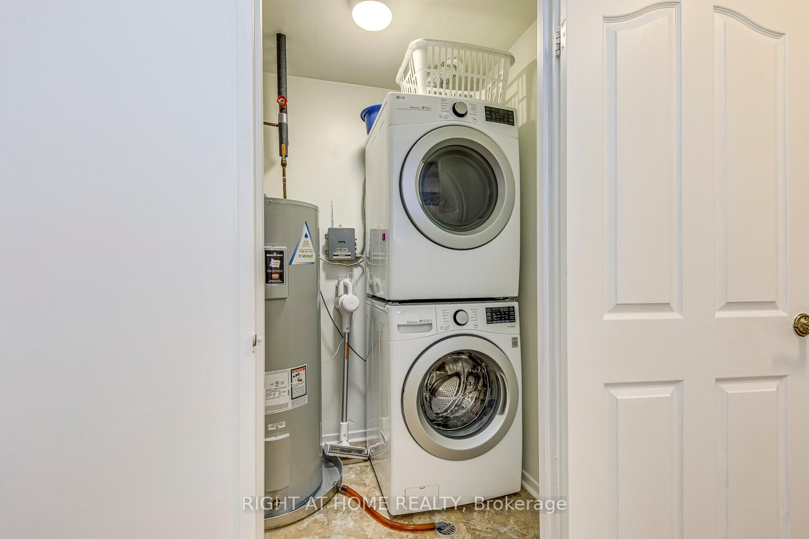 3 Bedrooms Condo at 1058 Falgarwood, Oakville For sale