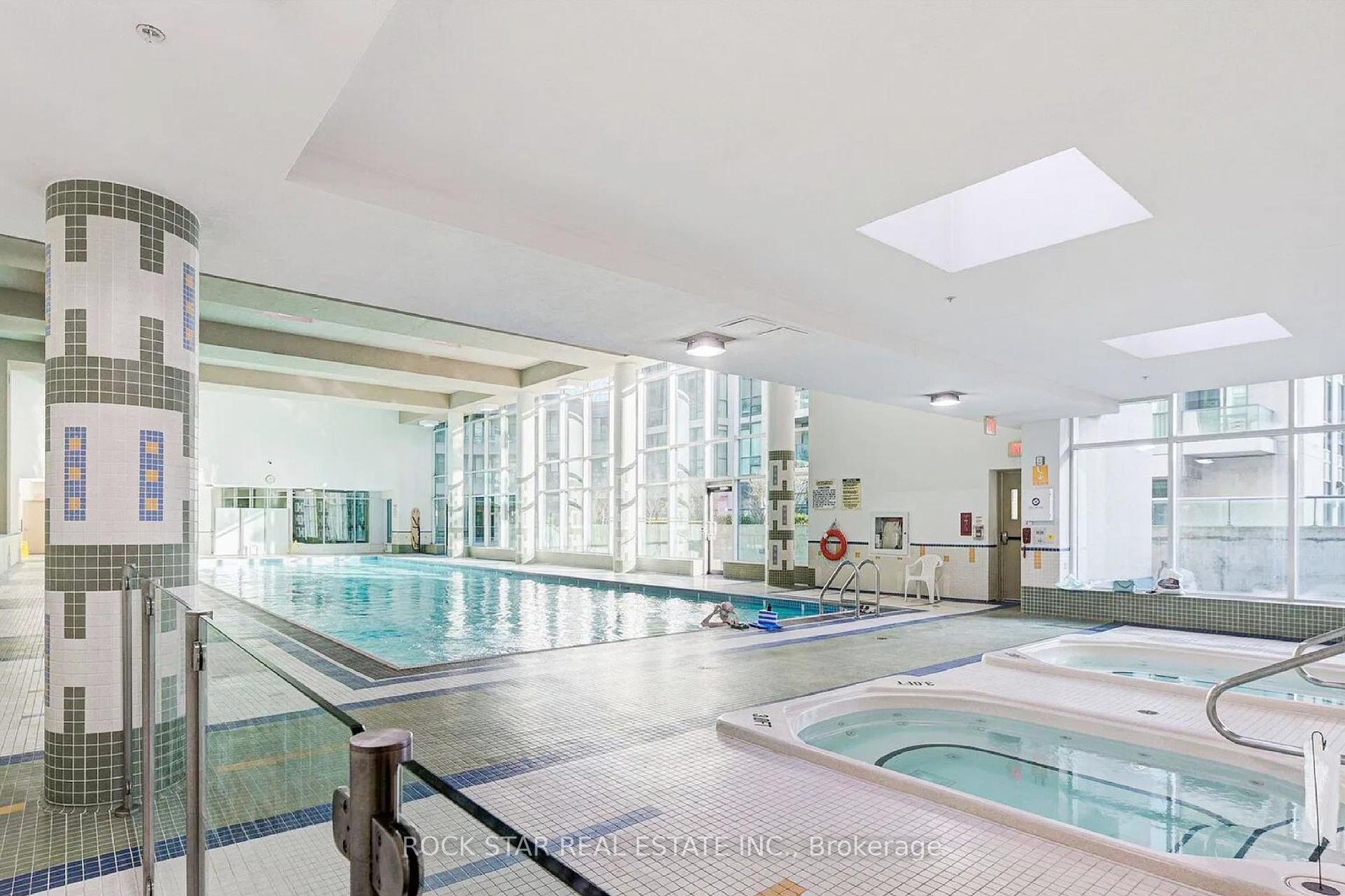 2 Bedrooms Condo at 18 Harbour,  Toronto For sale