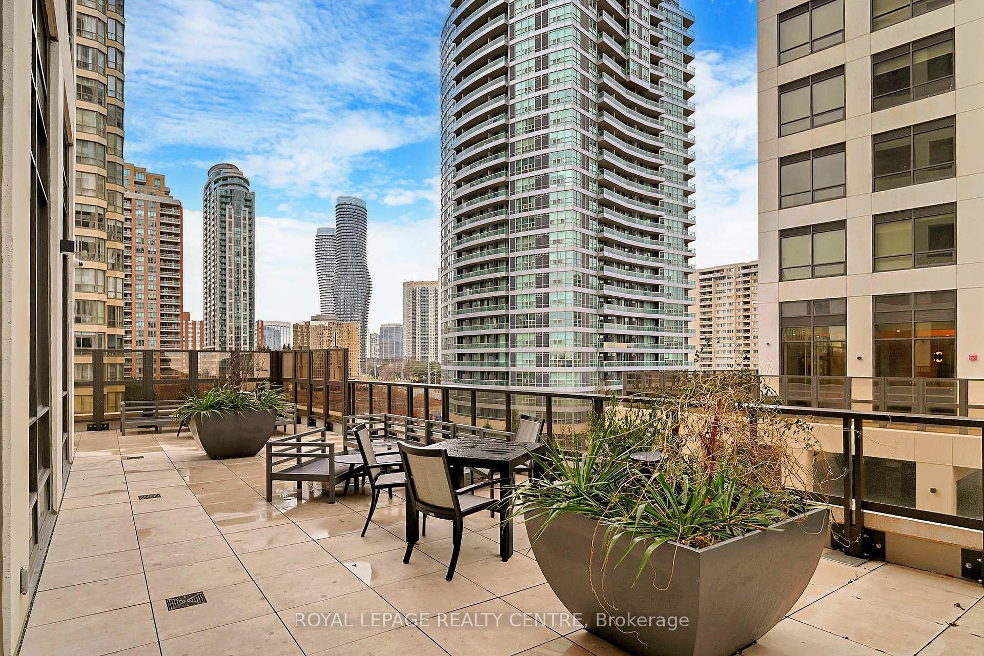 2 Bedrooms Condo at 36 ELM,  Mississauga For sale