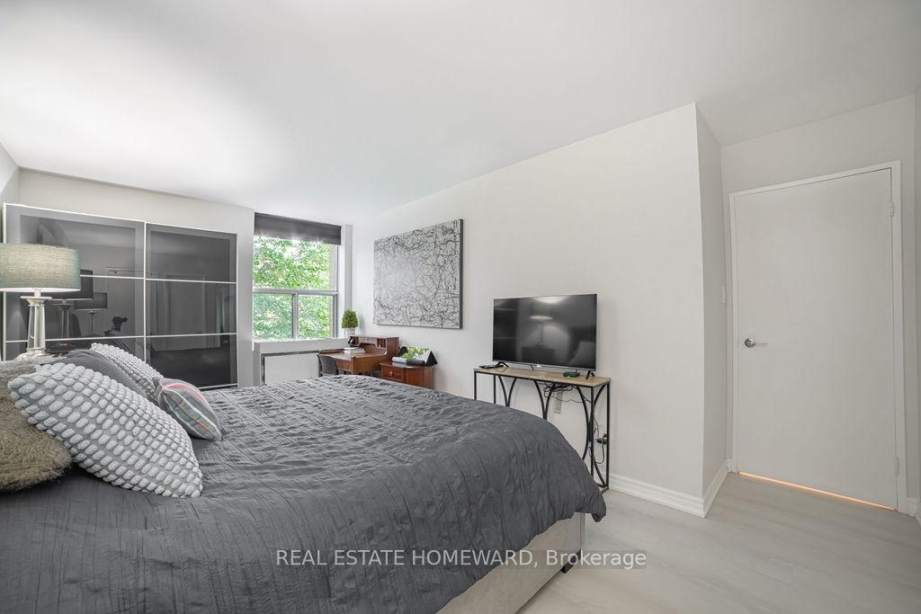 3 Bedrooms Condo at 20 Fashion Roseway, Toronto For sale