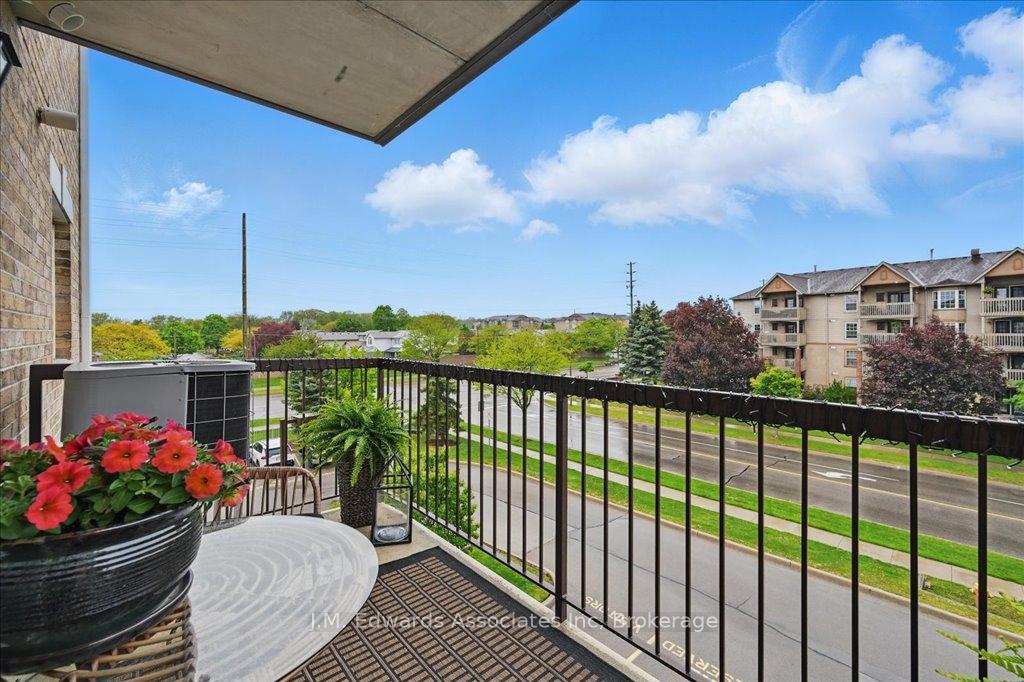 2 Bedrooms Condo at 4006 Kilmer, Burlington For sale