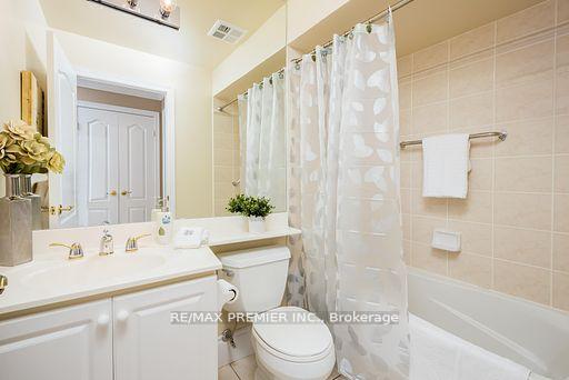 2 Bedrooms Condo at 53 Woodbridge, Vaughan For sale