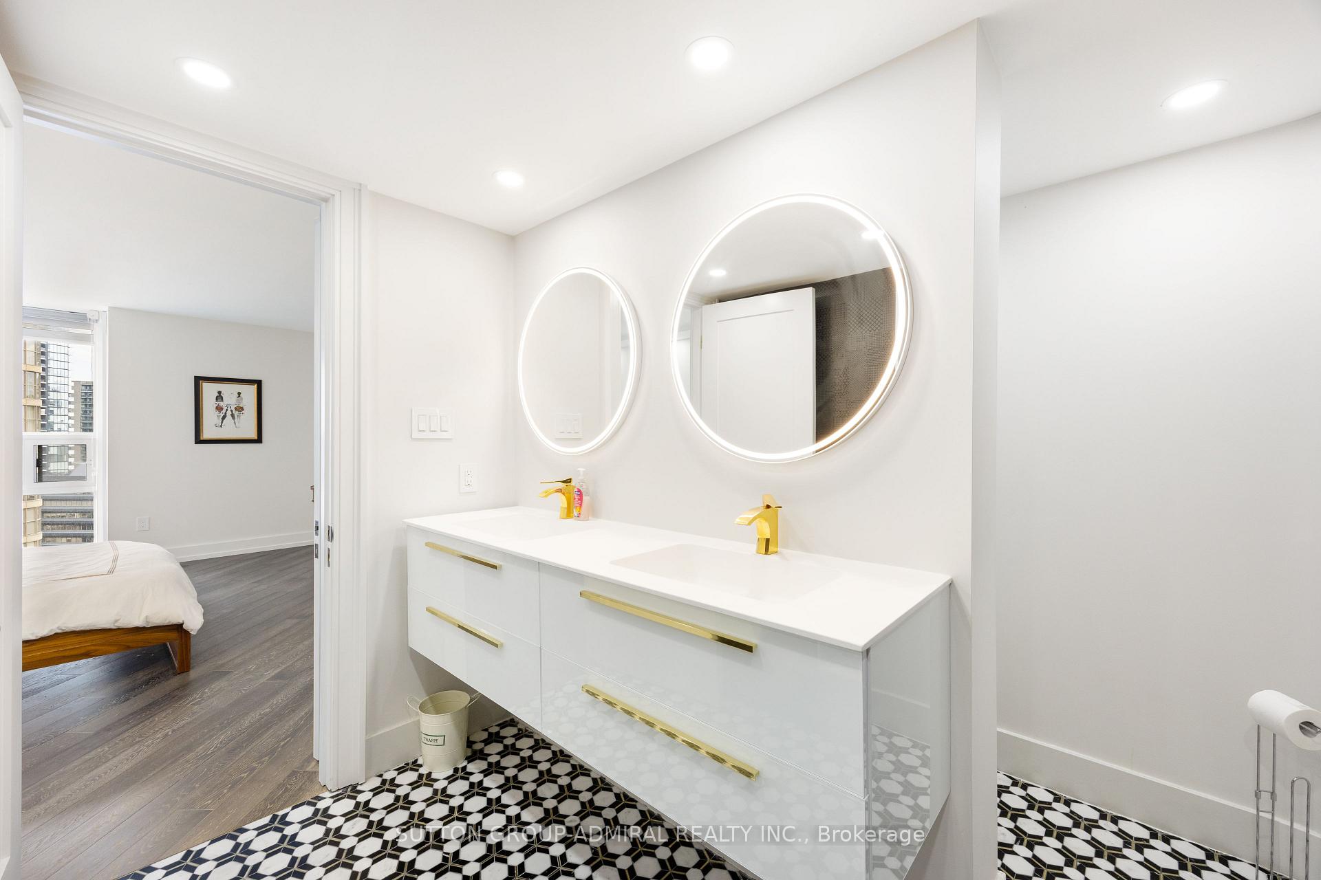 2 Bedrooms Condo at 131 Beecroft, Toronto For sale