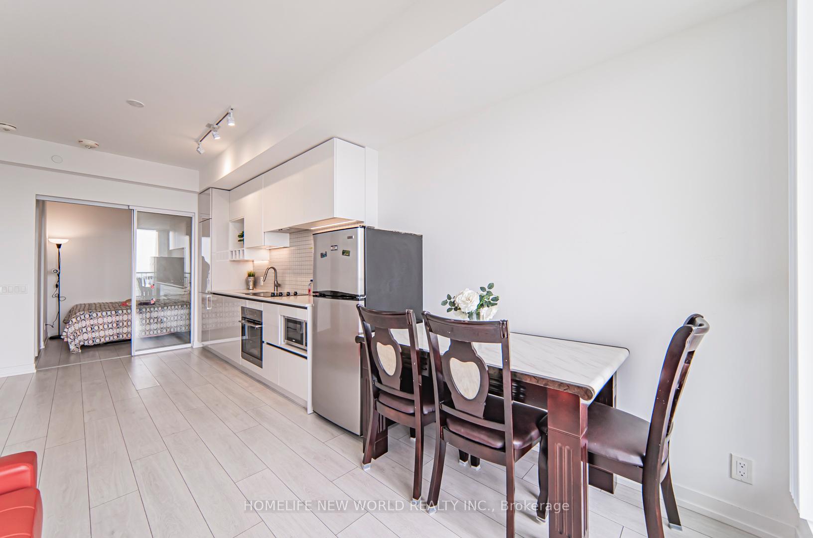 2 Bedrooms Condo at 5 Buttermill,  Vaughan For sale