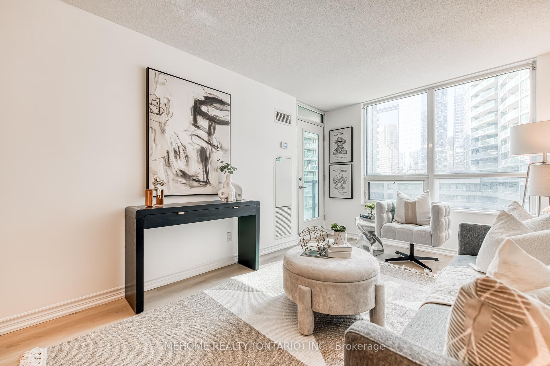 3 Bedrooms Condo at 19 Grand Trunk, Toronto For sale