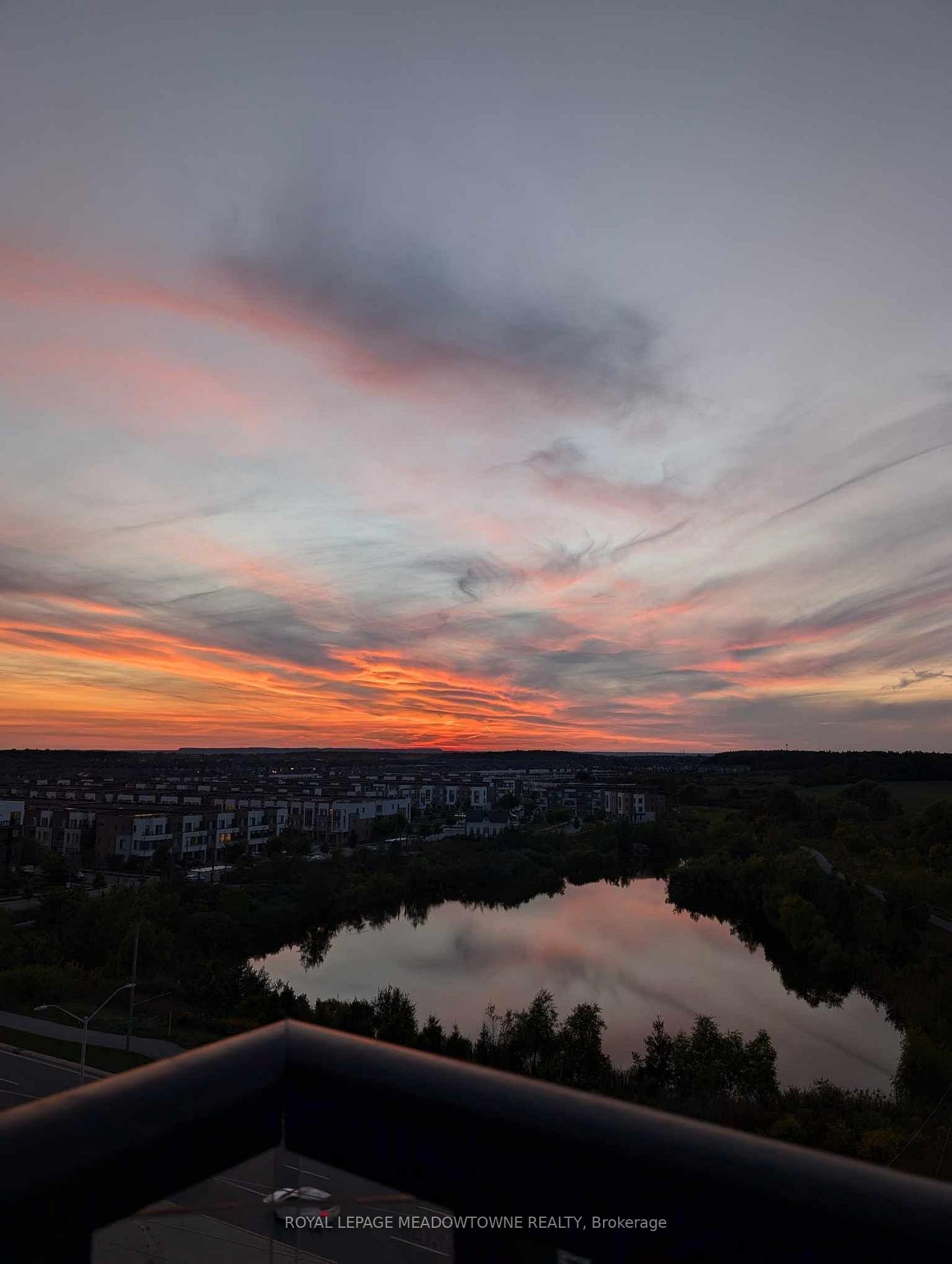 2 Bedrooms Condo at 2489 Taunton, Oakville For sale