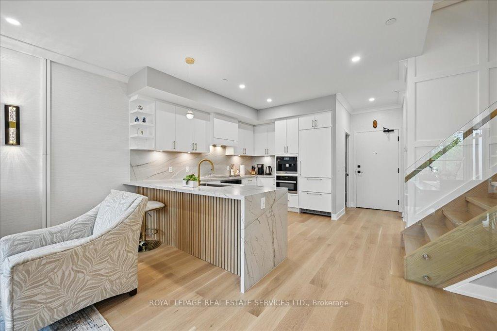 3 Bedrooms Condo at 2489 Taunton, Oakville For sale