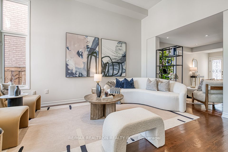 11 Queensway Drive, Richmond Hill, ON L4S 1S1
